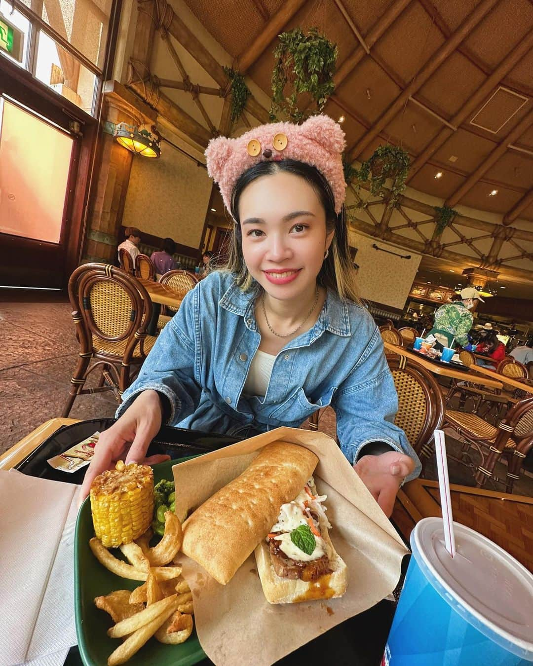 MARINAさんのインスタグラム写真 - (MARINAInstagram)「🌽🍟🌭🧸💙 ーーーーーーーーーーーーーーーーーーーー  GWは初の大阪ユニバ✨  スタッフさんにずっと外国人だと間違われて 英語で話し掛けられててうけた😂  ご飯も美味しかったし かわいいミニオンたちに癒されました🥰💛  ーーーーーーーーーーーーーーーーーーーー #universalstudiosjapan #usj #universal #universalstudios #minion #minions #japan #osaka #ユニバ #ユニバーサルスタジオジャパン #ユニバーサルスタジオ #ミニオン #ミニオンズ #大阪 #gw」5月19日 0時41分 - marina___oki