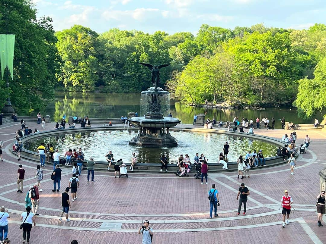 のインスタグラム：「A day in Central Park is simply a day of bliss. Everywhere you look is beautiful…」