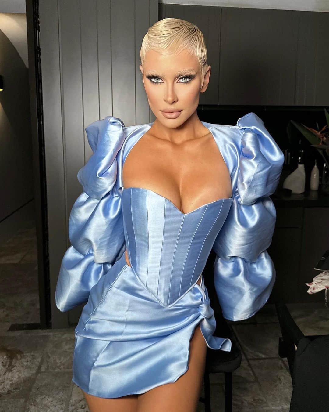 エリー・ゴンサルヴェスのインスタグラム：「.. last night 👽. #sydneyfashionweek mu @alexperrinmua  hair @scottsloan  styled @styledbybloom_ in @khirzadfemme #fashionweek #aafw」