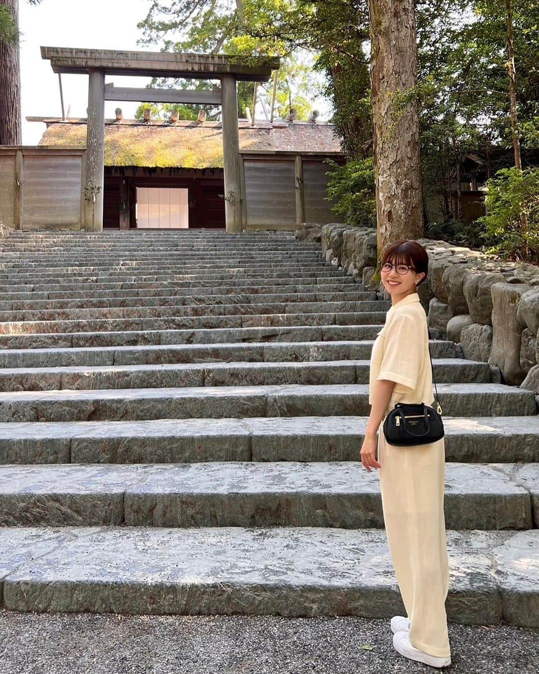 松田好花のインスタグラム：「ㅤ  お伊勢さんに行ってきました⛩  毎年お正月にお詣りするのが松田家の恒例なのですが、今年はまだだったので行けて良かったです😌  #yahostagram   #日向坂46 #松田好花  #伊勢神宮 #お伊勢さん #猿田彦神社 #佐瑠女神社」