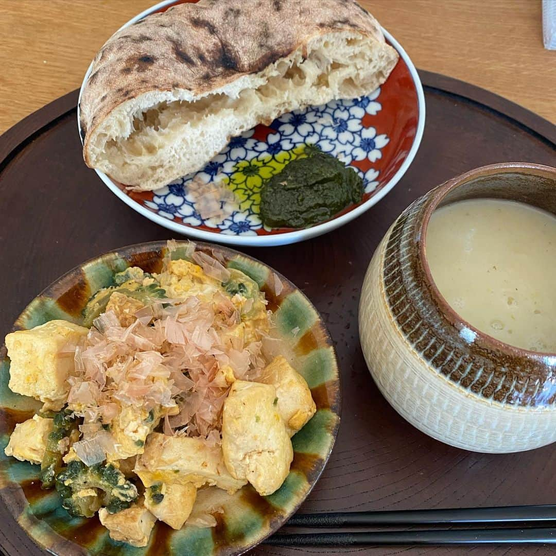 熊谷真実さんのインスタグラム写真 - (熊谷真実Instagram)「本日お昼ご飯 ゴーヤチャンプル カブのポタージュ 美味しくできた いただきもののフォッカッチャ 最高においしい 自家製ジェノベーゼ  #熊谷真実 #お昼ご飯 #カブのポタージュ #ゴーヤチャンプル」5月18日 15時59分 - mami_kumagai310