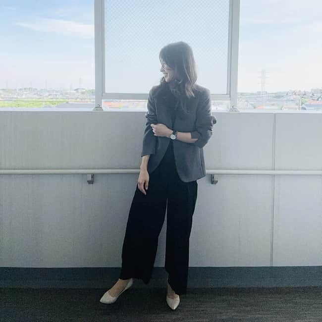 LEEさんのインスタグラム写真 - (LEEInstagram)「専属ブロガー・LEE100人隊のブログをご紹介！ 本日は「LEE6月号の感想」を9人分ピックアップ♪  2枚目）TB りーぬさん 「今日は何を着ようかな？という時、LEEをパラパラめくれば、自分では思いつかない組み合わせが見つかります。それをお手本に、今の気持ちにあったコーデを楽しんでいます」  3枚目）No.084 たわさん  「きたきたかごバッグー！ 大好きです！ LEE6月号のファッションページ『やっぱり、かごが好き！』に興奮。『よし、あたたかくなってきたぞ』と、わたしも先月さっそく出したところです！」  4枚目）No.020 やまやんさん  「創刊40周年に合わせて、たくさんの方がコメントを寄せています。私の大好きな栗原はるみさんも登場。読み入ってしまいました」  5枚目）TB ゆめいさん  「LEE6月号『今、はまじに聞きたい40のこと』p.146で浜島直子さんが紹介されているコム デ ギャルソンのショルダーバッグ、じつは私も持っています。普段使いはもちろん、ストラップを外せばハレの日コーデにもしっくりなじむので、買って本当によかったアイテムです」  6枚目）No.057 しょこみさん  「高山都さんの甘辛ミックス、大人カジュアルスタイルが大好き！ 愛用品の具体的なブランドやアイテムが知れて嬉しいです。今月号P.37のヌキテパのワンピースはずっと憧れていて、昨冬初めて購入しました」  7枚目）No.008 すずさん  「別冊付録『みんなの「おいしいLEEレシピ」100』P.24とP.33に、わが家で定番にしているLEEレシピを載せていただきました！ 感激です♡」  8枚目）No.001 icocoさん  「別冊付録p.50には、料理撮影スタッフセレクトのLEEレシピが掲載されています。現場を熟知しているからこそ推すレシピって気になりませんか？ それはきっと『真のキングオブLEEレシピ』なのかもしれない」  9枚目）TB さりいさん  「別冊付録『みんなの「おいしいLEEレシピ」100』は、LEE読者とスタッフの口コミで厳選された間違いないレシピばかり。わが家でリピートしているドライカレーのLEEレシピも掲載されています」  10枚目）No.050 ジュリさん  「今月号p.148『ハピ家事タイパ大賞2023』は音声メディアVoicyとのスペシャルコラボ！ Voicyユーザーなのでとっても嬉しい！ パーソナリティも好きな人ばかりでテンションが上がります。誌面では載せきれなかったことも、ご本人の言葉で話されているので必聴ですよ！」  #magazinelee #LEEweb #LEE100人隊　#LEE100人隊ブログ紹介　#LEE読者ブロガー #LEE100人隊トップブロガー　#LEE公式ブロガー　#ブロガー #かご #かごバッグ #バッグ #おいしいLEEレシピ #栗原はるみ さん #ヌキテパ゙  #ワンピース #ヌキテパワンピース #春コーデ #レシピ #浜島直子 さん #夏コーデ #コムデギャルソン #ショルダーバッグ #雑誌付録 #LEE6月号レビュー #LEE6月号 #雑誌  LEE100人隊最新号レビューの記事をもっと見る ↓ https://lee.hpplus.jp/feature/582/」5月18日 16時00分 - magazinelee