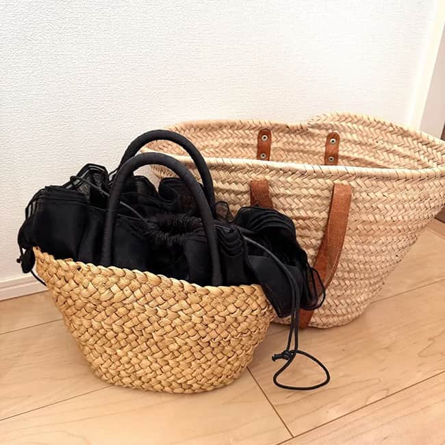 LEEさんのインスタグラム写真 - (LEEInstagram)「専属ブロガー・LEE100人隊のブログをご紹介！ 本日は「LEE6月号の感想」を9人分ピックアップ♪  2枚目）TB りーぬさん 「今日は何を着ようかな？という時、LEEをパラパラめくれば、自分では思いつかない組み合わせが見つかります。それをお手本に、今の気持ちにあったコーデを楽しんでいます」  3枚目）No.084 たわさん  「きたきたかごバッグー！ 大好きです！ LEE6月号のファッションページ『やっぱり、かごが好き！』に興奮。『よし、あたたかくなってきたぞ』と、わたしも先月さっそく出したところです！」  4枚目）No.020 やまやんさん  「創刊40周年に合わせて、たくさんの方がコメントを寄せています。私の大好きな栗原はるみさんも登場。読み入ってしまいました」  5枚目）TB ゆめいさん  「LEE6月号『今、はまじに聞きたい40のこと』p.146で浜島直子さんが紹介されているコム デ ギャルソンのショルダーバッグ、じつは私も持っています。普段使いはもちろん、ストラップを外せばハレの日コーデにもしっくりなじむので、買って本当によかったアイテムです」  6枚目）No.057 しょこみさん  「高山都さんの甘辛ミックス、大人カジュアルスタイルが大好き！ 愛用品の具体的なブランドやアイテムが知れて嬉しいです。今月号P.37のヌキテパのワンピースはずっと憧れていて、昨冬初めて購入しました」  7枚目）No.008 すずさん  「別冊付録『みんなの「おいしいLEEレシピ」100』P.24とP.33に、わが家で定番にしているLEEレシピを載せていただきました！ 感激です♡」  8枚目）No.001 icocoさん  「別冊付録p.50には、料理撮影スタッフセレクトのLEEレシピが掲載されています。現場を熟知しているからこそ推すレシピって気になりませんか？ それはきっと『真のキングオブLEEレシピ』なのかもしれない」  9枚目）TB さりいさん  「別冊付録『みんなの「おいしいLEEレシピ」100』は、LEE読者とスタッフの口コミで厳選された間違いないレシピばかり。わが家でリピートしているドライカレーのLEEレシピも掲載されています」  10枚目）No.050 ジュリさん  「今月号p.148『ハピ家事タイパ大賞2023』は音声メディアVoicyとのスペシャルコラボ！ Voicyユーザーなのでとっても嬉しい！ パーソナリティも好きな人ばかりでテンションが上がります。誌面では載せきれなかったことも、ご本人の言葉で話されているので必聴ですよ！」  #magazinelee #LEEweb #LEE100人隊　#LEE100人隊ブログ紹介　#LEE読者ブロガー #LEE100人隊トップブロガー　#LEE公式ブロガー　#ブロガー #かご #かごバッグ #バッグ #おいしいLEEレシピ #栗原はるみ さん #ヌキテパ゙  #ワンピース #ヌキテパワンピース #春コーデ #レシピ #浜島直子 さん #夏コーデ #コムデギャルソン #ショルダーバッグ #雑誌付録 #LEE6月号レビュー #LEE6月号 #雑誌  LEE100人隊最新号レビューの記事をもっと見る ↓ https://lee.hpplus.jp/feature/582/」5月18日 16時00分 - magazinelee