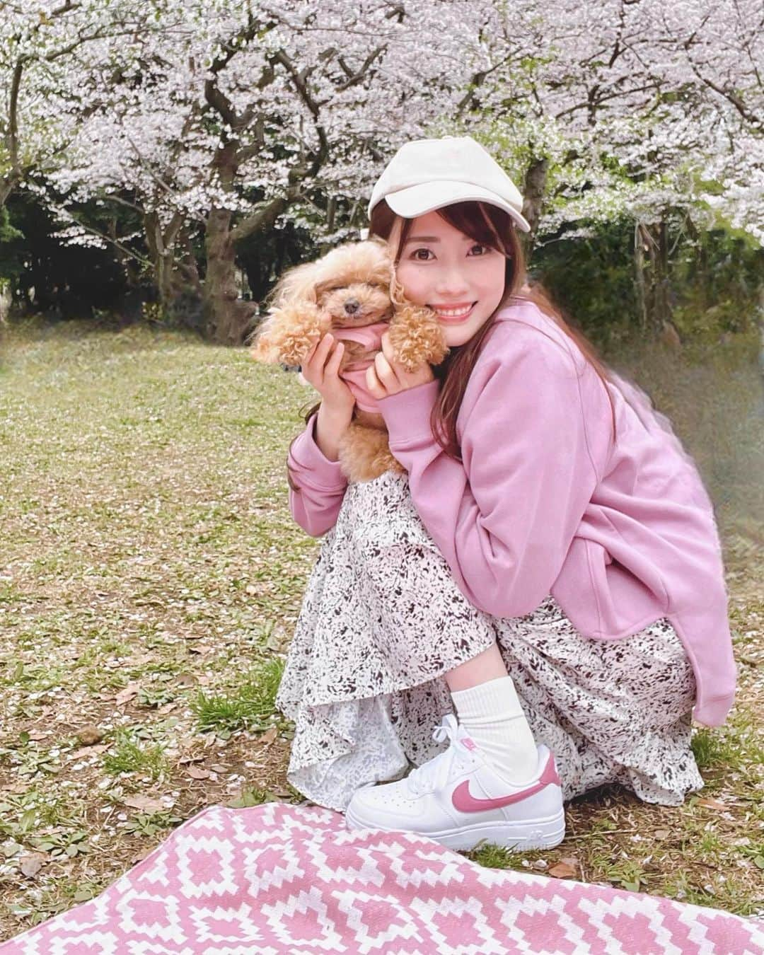 佐倉知里のインスタグラム：「お花見🌸  ティアラさん寝てますね？  このスニーカーお気に入り💓       #3月下旬のお話 (*´-`*) #お花見できた #撮影の裏側の撮影 #愉快な仲間たち🍻」