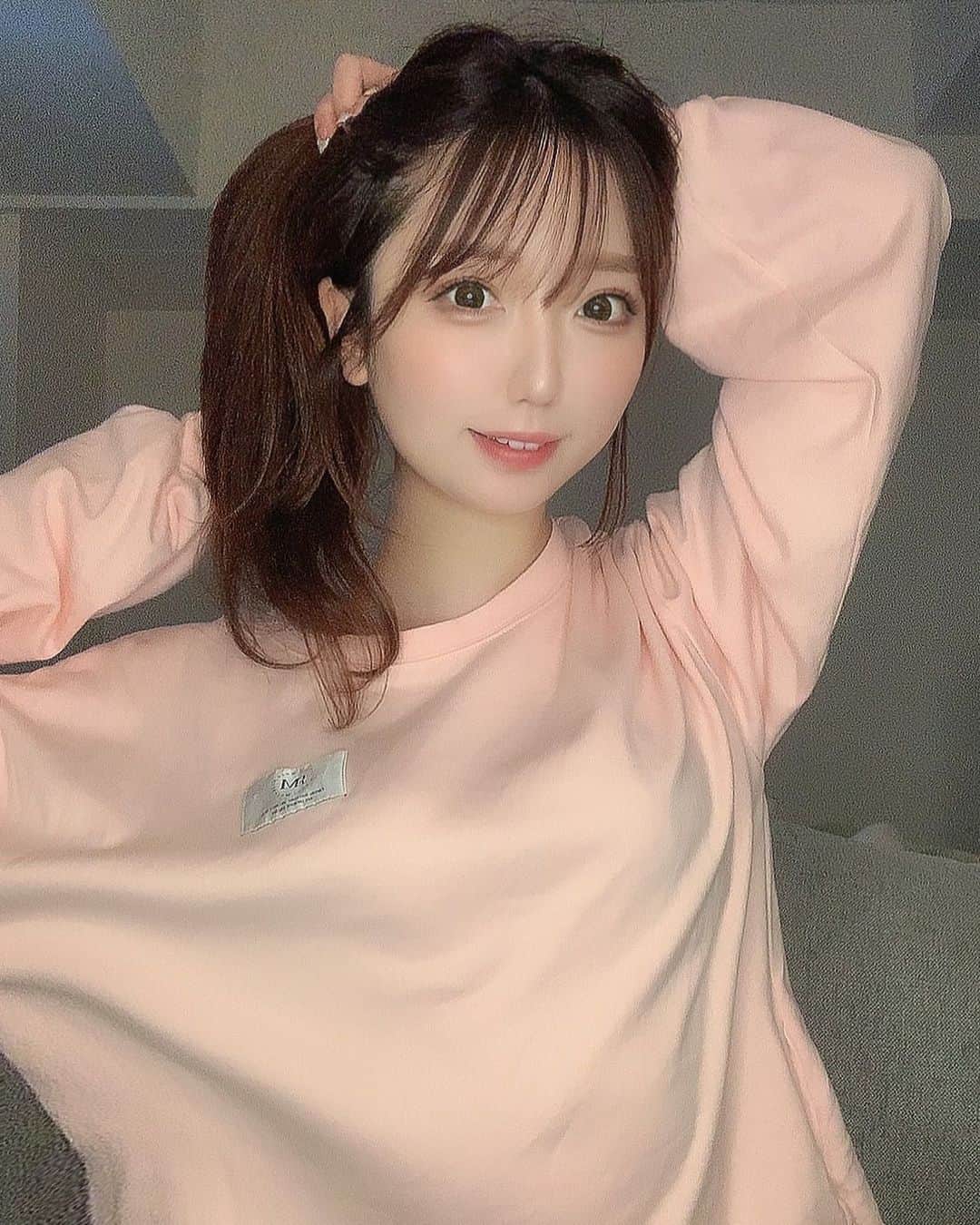 のインスタグラム：「昨日のストーリーで、サイドポニー好きな人多い事に気づいた🐈🪄🪄♡ ・ Tシャツは　@rosemuse_official ♡ ・ ・ #サイドポニー　#rosémuse #ヘアスタイル　#アップヘア」