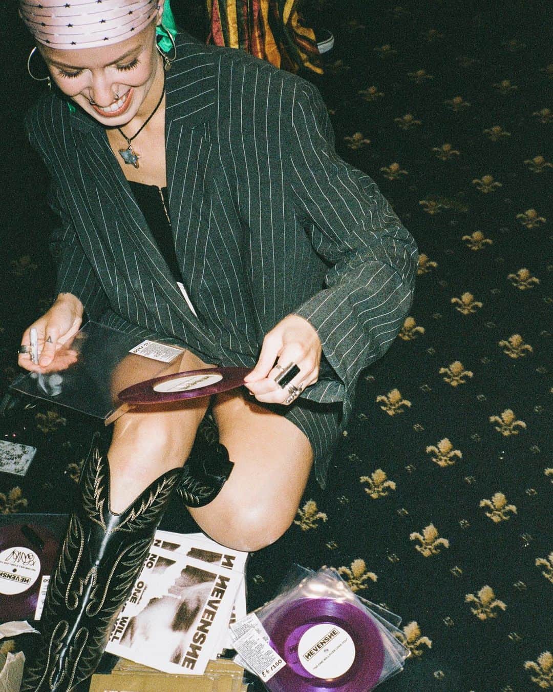 のインスタグラム：「Hi loves! My online vinyl store is closing for a few months while I’m out of town 🇨🇦🚐🏔️ Place an order before June 1st and I’ll send you a signed copy! I don’t plan to repress these beauties. Less than 20 purples left X hevenshe.com  📷 @narikamckenzie」