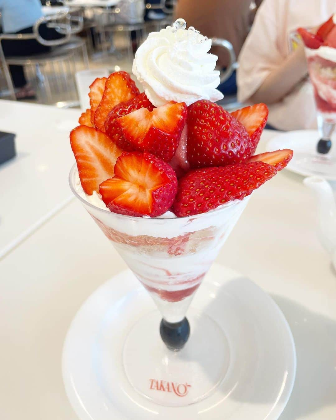 ようなぴさんのインスタグラム写真 - (ようなぴInstagram)「苺パフェ🍓 さすが信頼のタカノ、中身まで全部美味しかった  #パフェ #sweets #kawaii #kawaiifood #kawaiistyle #fruits #strawberry #タカノ」5月18日 16時17分 - younapichan