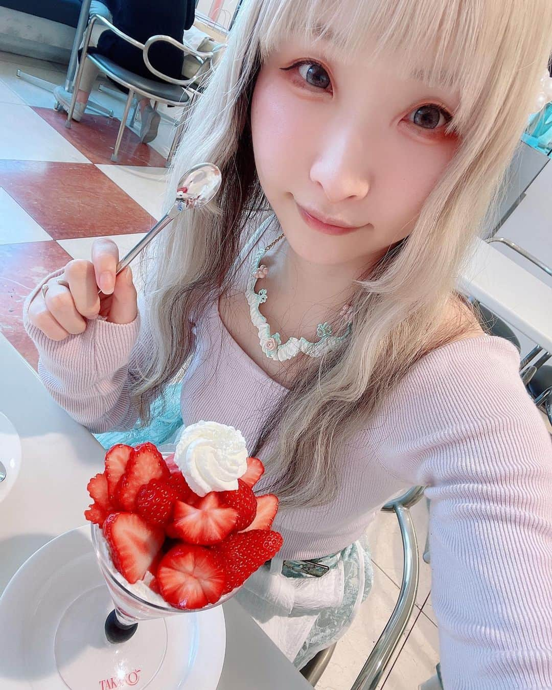 ようなぴさんのインスタグラム写真 - (ようなぴInstagram)「苺パフェ🍓 さすが信頼のタカノ、中身まで全部美味しかった  #パフェ #sweets #kawaii #kawaiifood #kawaiistyle #fruits #strawberry #タカノ」5月18日 16時17分 - younapichan