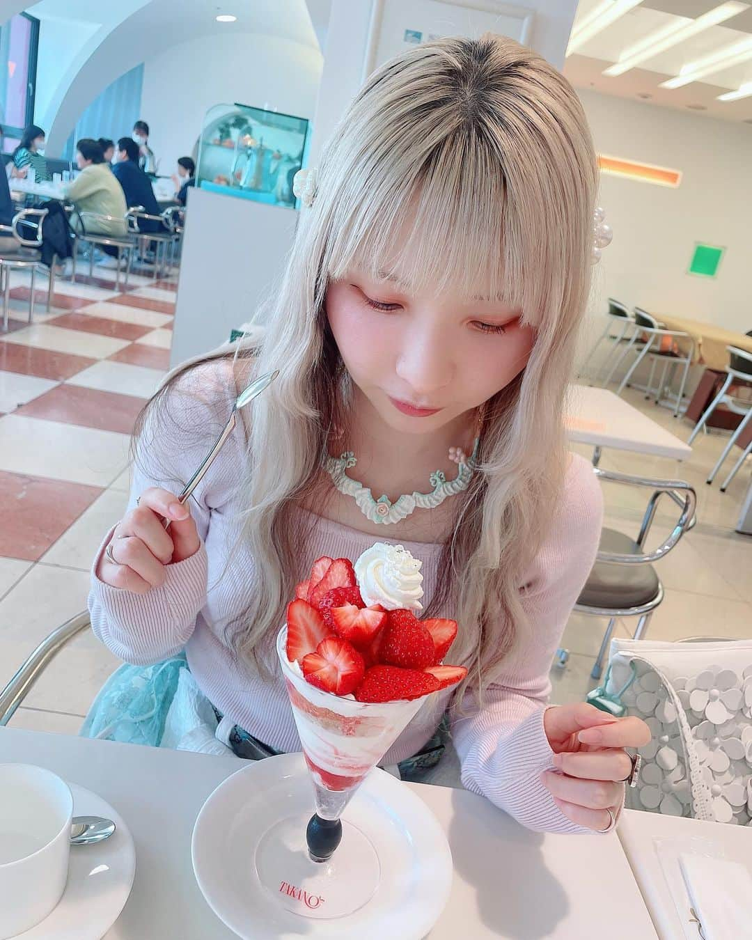 ようなぴさんのインスタグラム写真 - (ようなぴInstagram)「苺パフェ🍓 さすが信頼のタカノ、中身まで全部美味しかった  #パフェ #sweets #kawaii #kawaiifood #kawaiistyle #fruits #strawberry #タカノ」5月18日 16時17分 - younapichan