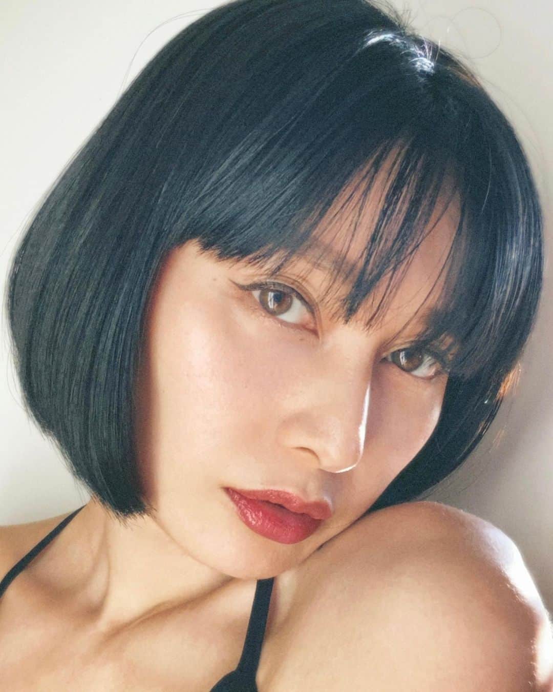 佐藤乃莉さんのインスタグラム写真 - (佐藤乃莉Instagram)「暑い🫠w 何故かおすしのテンションも上がって います🐈‍⬛🐾💨 ボブ 