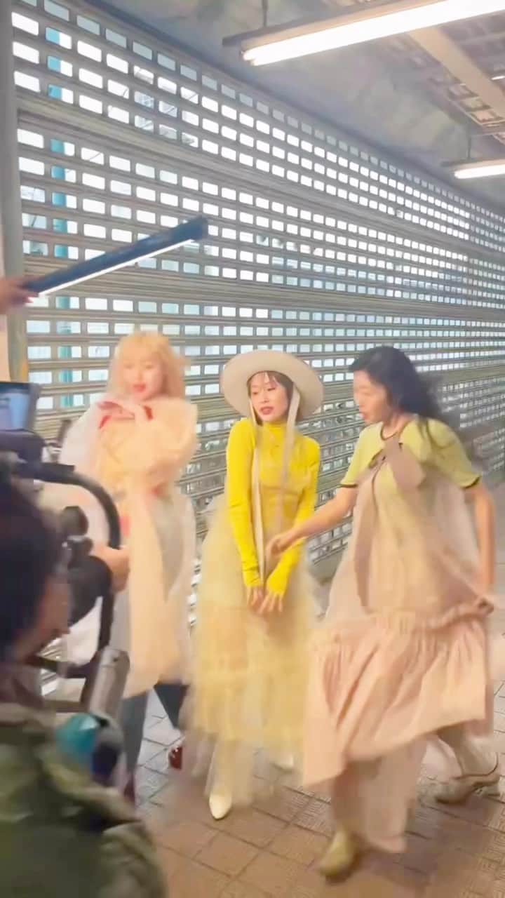 のインスタグラム：「【特集】業界人が本気で遊んだら：ゴキゲンズ編 ファッション業界をはじめ、さまざまなクリエイティブな業界に携わる人々の"オフの瞬間"にフォーカスした連載「業界人が本気で遊んだら」。 仕事も趣味も全力で取り組む大人たちにスポットを当て、FASHIONSNAPのエディターがさまざまな部活・チームの活動現場へ潜入します。  第3回に登場するのは、モーニング娘。OGの高橋愛さんがリーダーとして結成したダンス＆ボーカルユニット「ゴキゲンズ（GOKI-GENs）」。新曲「好きを言葉に変えて」のMV撮影を行うとのことで、現場に潜入！！  取材記事の全文は @fashionsnapcom のプロフィールから🔗  @goki_gens2021 @i_am_takahashi @yuzusakko @harumiakane #ゴキゲンズ #モーニング娘 #高橋愛 #BEAMS #ビームス #春海茜 #GOKIGENs」