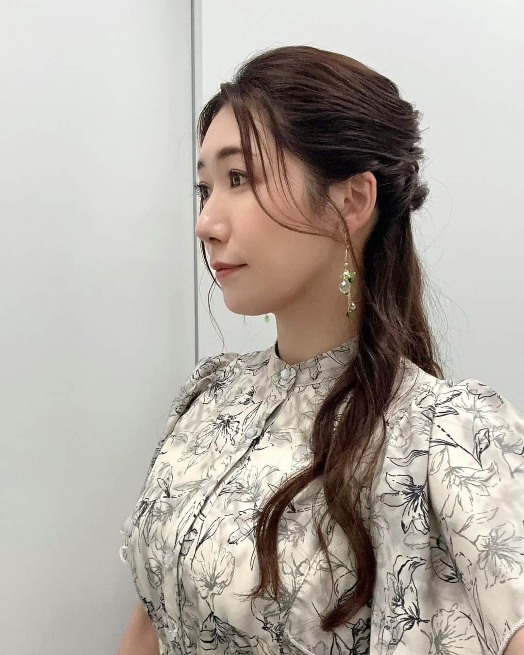 穂川果音さんのインスタグラム写真 - (穂川果音Instagram)「hair style  ハーフアップです😊  #ナチュラルヘア #大人めコーデ #ダウンスタイル　#イヤリング　#ゆる巻きヘア　#アベプラ　#お天気お姉さんコーデ　#大人めヘアアレンジ #ゆる巻き　#ゆる巻きアレンジ #お天気キャスター　#hairstyle #hairarrange #5月コーデ #ハーフアップアレンジ　#ハーフアップ」5月18日 16時21分 - hokawakanonn