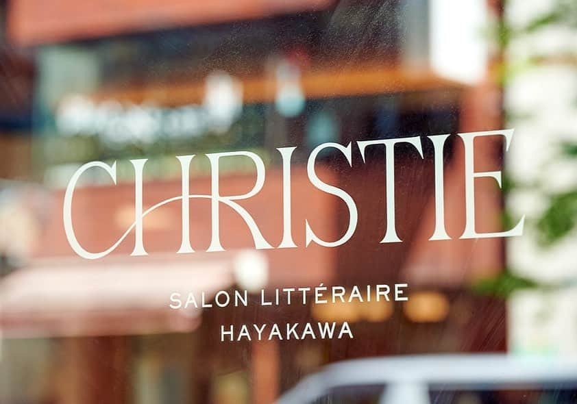 斉藤アリスさんのインスタグラム写真 - (斉藤アリスInstagram)「SALON CHRISTIE @ KANDA @salon_christie  SFやミステリー小説で知られる早川書房📚その本社1階にある喫茶室が2023年2月にリニューアルしました。  店名はアガサ・クリスティーに因んで、 サロンクリスティです🕵🏻‍♀️✨  川口葉子さんのTwitterで見かけてから、 ずっと行きたかったお店でした☕️ @yohko_kawaguchi   喫茶室の営業は平日のみ。 平日の夜は〈PUB クリスティ〉として営業🍷  編集者、読者、執筆者など出版人集う 「飲みの場」の風景が現代によみがえります。  クリスティ風　スパゲッティ・ナポリタン🍝 昔ながらの喫茶店のレシピをベースに オリーブの実が入っていて モダンなアクセントが効いています♪  📍SALON CHRISTIE 営業時間：10:00〜22:00 @salon_christie   📍📍Hanako.tokyoで記事にしました。 ストーリーハイライト「連載ハナコ」から 記事に飛べます。読んでね！  #早川書房 #サロンクリスティ #salonchristie #神田カフェ #神田 #kanda #ナポリタン #フレンチトースト #サイフォンコーヒー #サイフォン #純喫茶巡り  #東京コーヒー #tokyocoffee #tokyocafe  #カフ巡り #スペシャルティコーヒー #シングルオリジン #specialtycoffee #コーヒー好きな人と繋がりたい」5月18日 16時25分 - cafeali