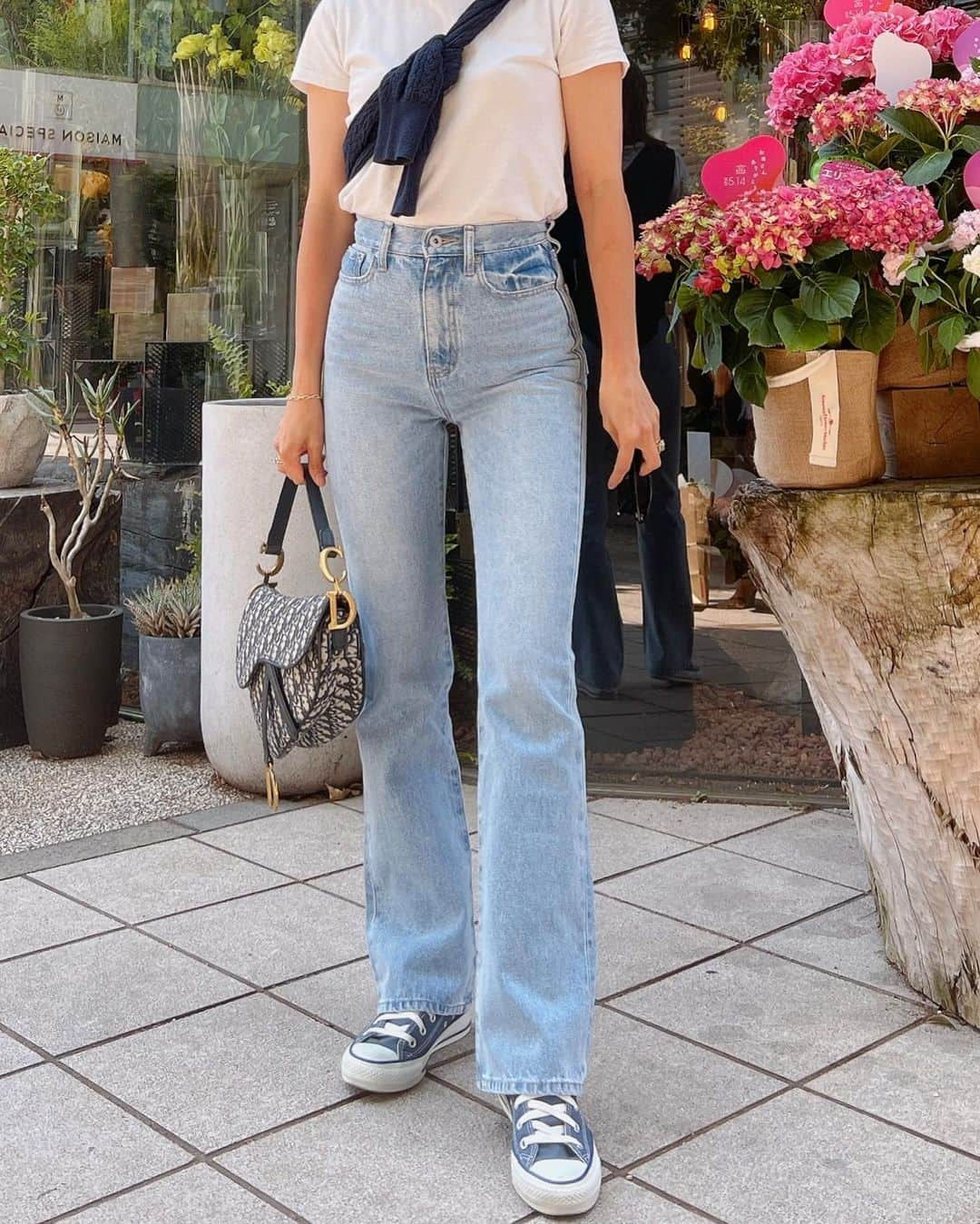 黒木なつみさんのインスタグラム写真 - (黒木なつみInstagram)「⁡ ⁡ 大好きなVicente flare long denimからエコテックス®スタンダード100と言う、350を超える有害化学物質が対象となる厳しい分析試験にクリアした製品だけに与えられる、 世界最高水準の安全な繊維製品しかとれない生地で作った履き心地良いブリーチデニムが発売します👖🧵🩵 ⁡ やっぱり私は白T合わせが好きだな〜🫶⁡  ウエストやお腹のお肉はキュッと‼︎お尻もプリっと‼︎履いた瞬間上に上がるVicentedenimはやっぱり流石🗽 @vicente__official 🦋  この後0:00〜発売始まります🥰 サイズわからない方は身長と体重VicenteにDM下さい📨  ご参考までに私は162cm48kgでXS履いています🩵  #Vicente#vicentedenim #フレアデニム#神デニム #コルセットデニム #デニムコーデ」5月18日 20時40分 - natsumi0086