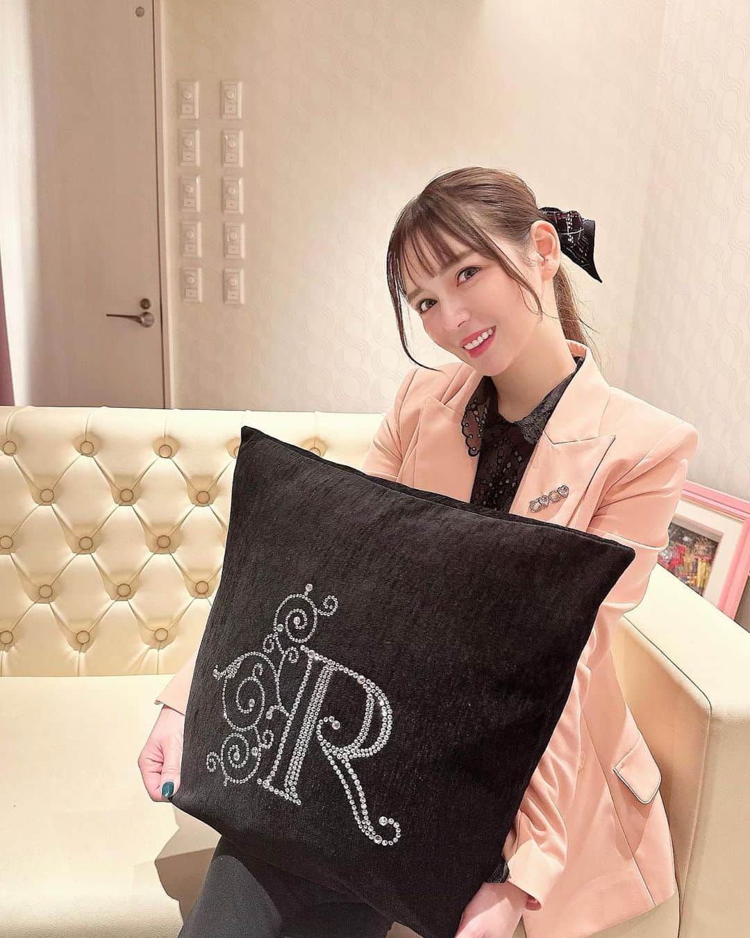 進撃のノアのインスタグラム：「事務所でノイマネが撮ってくれた🫶❣️ @daikoyu_noi   ランス、レイズのロゴクッション🫶 #reims #raise」