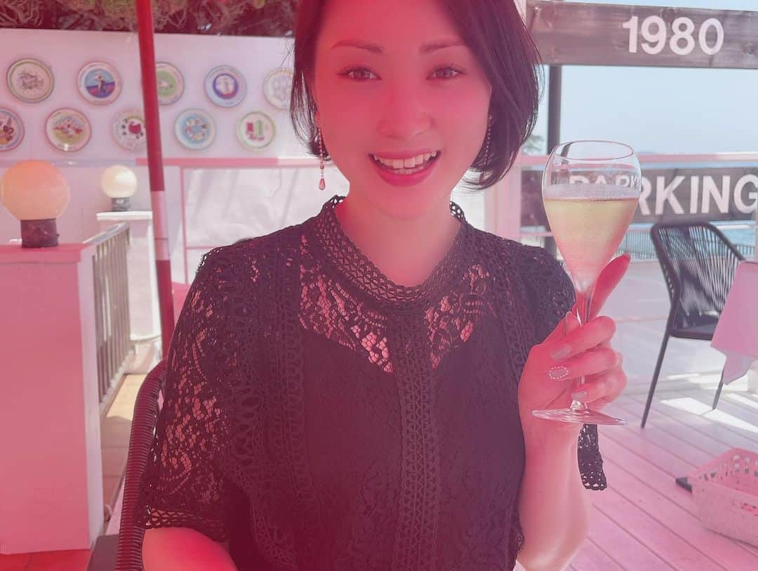 鎌田聖菜さんのインスタグラム写真 - (鎌田聖菜Instagram)「お歯黒🦷🦑 　 急に 「海見たーい🏖」 ⁡ と思い立って 鎌倉の方まで行ってきました🌊   ⁡ 海見ながら 赤いパラソル⛱のテラスで 優雅に泡を、、、🍾💕 ⁡ ⁡ なぁんて思ってたら、 どうしてもイカ墨が食べたくて🦑 ⁡ 堪能した結果、 やっぱりこうなるよねー🤣🤣 (怖すぎて歯を出して笑えない😂ww) 　　　 ⁡ 向かい側に座っていたおじさまに  お歯黒姿を笑われて 「グッ👍🏻」って ジェスチャーされた(し返した) のが良い思い出になった🤣     海観に行ったくせに 海の写真も自然の写真も撮らず、 ただ食べて飲んだくれて お歯黒になって帰ってきました🫣 ⁡ 　 こういう パッと思い立って行動できる時間が ものすごく幸せで豊かだなと感じるのです。 ⁡ 　 "いまココを生きる" それが一番大切✨ ⁡ ⁡ *…..*…..*…..*…..*…..*…..*…..*…..*…..*…..*…..* 美しく生きるコツ満載🪞✨ 『運命を変える鏡の本。』(サンマーク出版) で検索🔍 Amazon／楽天／全国書店にて📚 ⁡ or @seina_kamada プロフのURLをクリックしてね👆    ⁡ ⁡ #美しく生きる#鏡#運命を変える鏡の本。 #心を整える#自尊心 #自己肯定 #鏡学 #鎌田聖菜 #自分を好きになる #自分色#周波数を整える #美肌 #美学#美は選択 #感謝と尊重 #天命 #魂職 #自分を満たしてからが豊かさのスタート #ご機嫌に生きる #飲む紫外線サプリ飲んでるから #自由に生きる #イカ墨パスタ #やっぱりこうなるよね ⁡ ⁡ ⁡」5月18日 16時33分 - seina_kamada