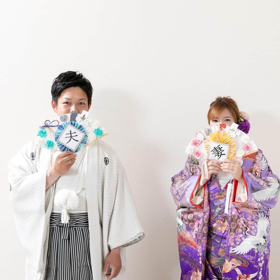 のインスタグラム：「． ． [#前撮り] ． #和装 での撮影✿.*･ ． 小物はお持ち込みが可能でございます𓈒𓏸𓐍  和装に合わせた小物やおふたりのご趣味のものなど好きなものをお持ち込みください𓂃 𓈒𓏸໒꒱ ． 𓏸𓈒 𓐄 𓐄 𓐄 𓐄 𓐄 𓐄 𓐄 𓐄 𓐄 𓐄 𓐄 𓐄 𓐄 𓐄 𓐄 𓐄 𓐄 𓐄 𓐄 𓐄 𓐄 𓐄 𓐄 𓈒𓏸 ． ◌𓈒 おすすめフェア ◌𓈒 ． 5月28日(日)11:00・13:00(2部制) 【予算重視の方へ】2万円フレンチ無料試食×比較相談会 ． 6月3日(土)11:00・13:00(2部制) 【満足度No.1】無料試食&ドレス試着&ブライダル相談会 ． 6月17日(土)11:00・13:00(2部制) お料理重視必見！【ゲスト高評価の味を堪能】フレンチ無料試食付き相談会 ． ． その他日程も、ブライダルフェア開催中！ 問い合わせ＆ご予約受け付けております𓂃𓈒𓏸 ． 𓏸𓈒 𓐄 𓐄 𓐄 𓐄 𓐄 𓐄 𓐄 𓐄 𓐄 𓐄 𓐄 𓐄 𓐄 𓐄 𓐄 𓐄 𓐄 𓐄 𓐄 𓐄 𓐄 𓐄 𓐄  𓈒𓏸 ． 他にも先輩カップルの写真を掲載中໒꒱· ﾟ ． [ #アニエスガーデン名張 ] ． ぜひご覧ください⋆°｡ ． 𓏸𓈒 𓐄 𓐄 𓐄 𓐄 𓐄 𓐄 𓐄 𓐄 𓐄 𓐄 𓐄 𓐄 𓐄 𓐄 𓐄 𓐄 𓐄 𓐄 𓐄 𓐄 𓐄 𓐄 𓐄  𓈒𓏸 ． #アニエスガーデン #三重 #三重県 #名張 #伊賀 #名張市 #伊賀市 #プレ花嫁#プレ花嫁準備#東海花嫁#三重花嫁 #結婚準備 #三重県結婚式 #三重県結婚式場 #三重結婚式 #三重結婚式場 #奈良結婚式 #結婚式 #ウエディング三重#ブライダルフォト#ウエディングフォト#和装前撮り#色打掛#紋付袴 ． ． Tel:0595-62-0214 Open:平日11:00~18:00  土日祝10:00~19:00 Close:毎週火曜・水曜」