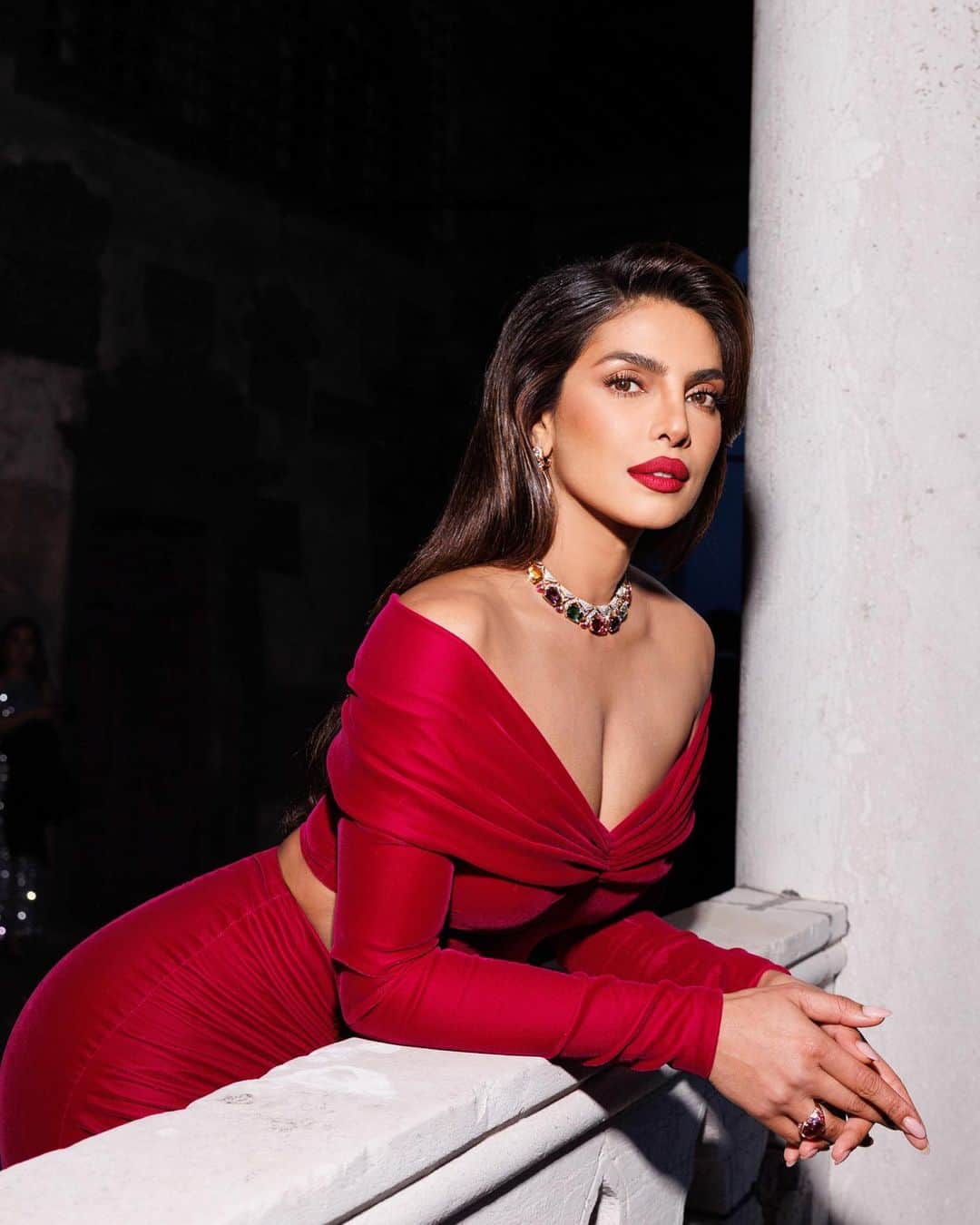 プリヤンカー・チョープラーのインスタグラム：「La vita è bella… with @bulgari in Venice for the reveal of the new #BulgariMediterranea High Jewellery Collection.   Thank you @lucia_silvestri and @jc.babin for having me! @bulgari #Bulgari #BulgariHighJewelry」