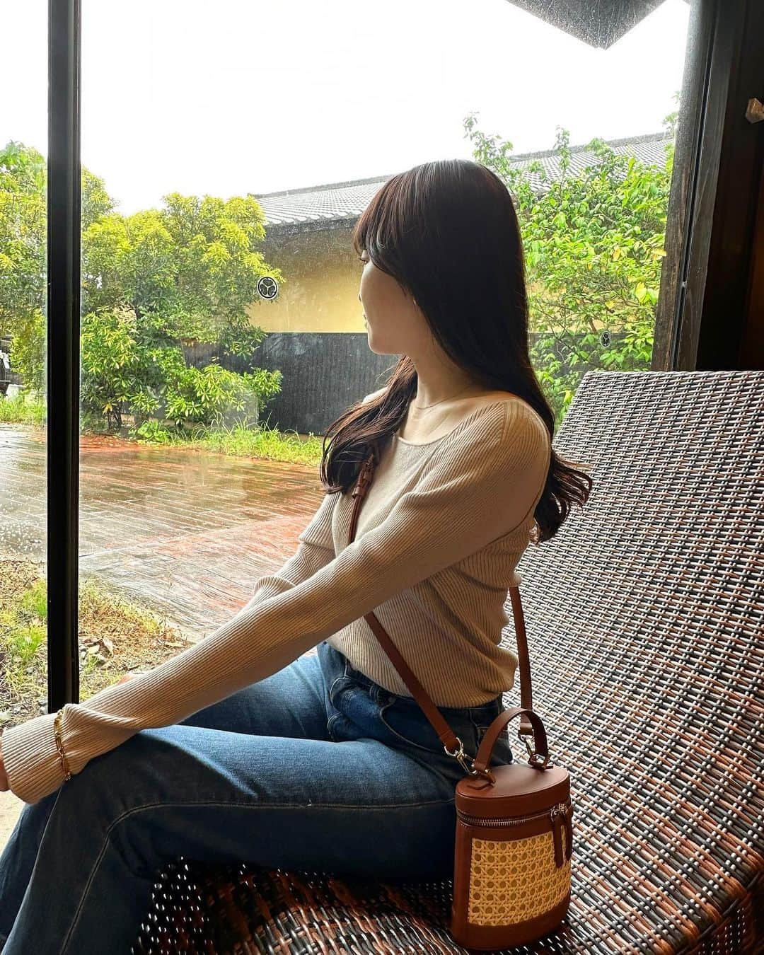 橋本奈実のインスタグラム：「週末プチ旅行に行ってきました！ あいにくの雨やけど、夏ぽバッグ🌻 スペインの職人さんが一つ一つ愛情をこめて手作りしているバッグです！ スペインから届きました🇪🇸 めちゃくちゃ可愛い！いっぱい使う！ Thank you.  @paris64world」
