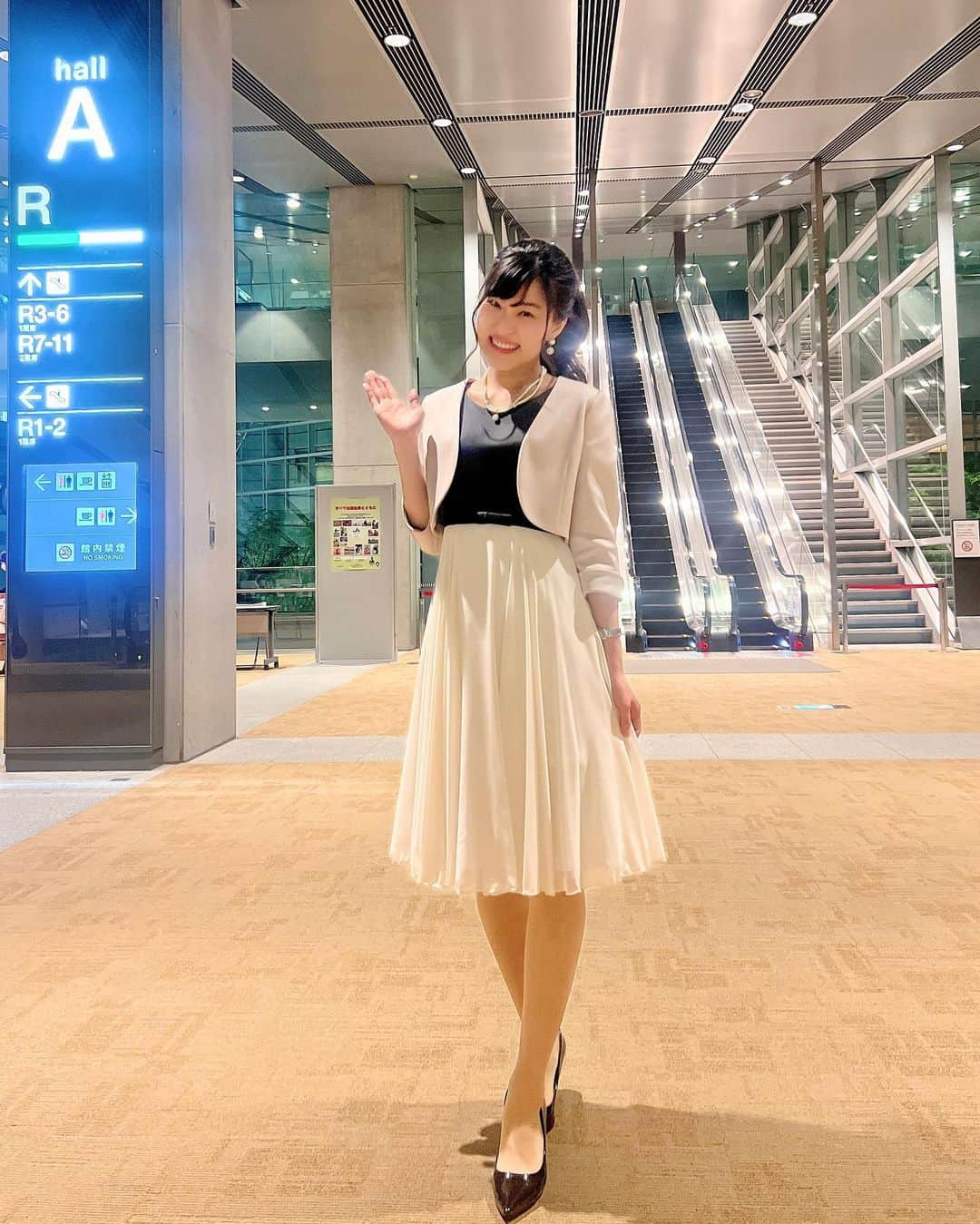 竹内里奈のインスタグラム：「🎤国際フォーラムhallAでの司会、初めてでした🌸  由紀さおりさん 坂本冬美さんのジョイントコンサート🎵 セレモニーなどで司会させていただきました✨ 2日間で一万人以上の方が！ 本当に素敵な歌声にうっとりでした🥺  ご縁を下さった主催の方々やみなさんに感謝です🙏✨  衣装👗 #strawberryfields  ・ ・ ・ ・ ・ ・ ・ #国際フォーラム #国際フォーラムホールa #コンサート #コンサート司会 #イベント #イベント司会 #mc #司会者 #ドレスコード #フリーアナウンサー #竹内里奈」