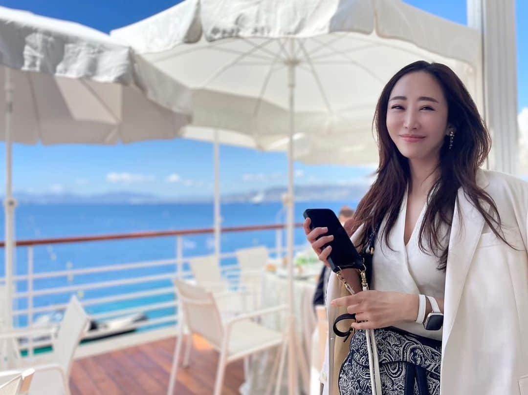 神崎恵のインスタグラム：「・ 休憩☕︎ 朝から夜まで行われるカンファレンス。 青に癒されるひとときです☺️  @diorbeauty  #dior」