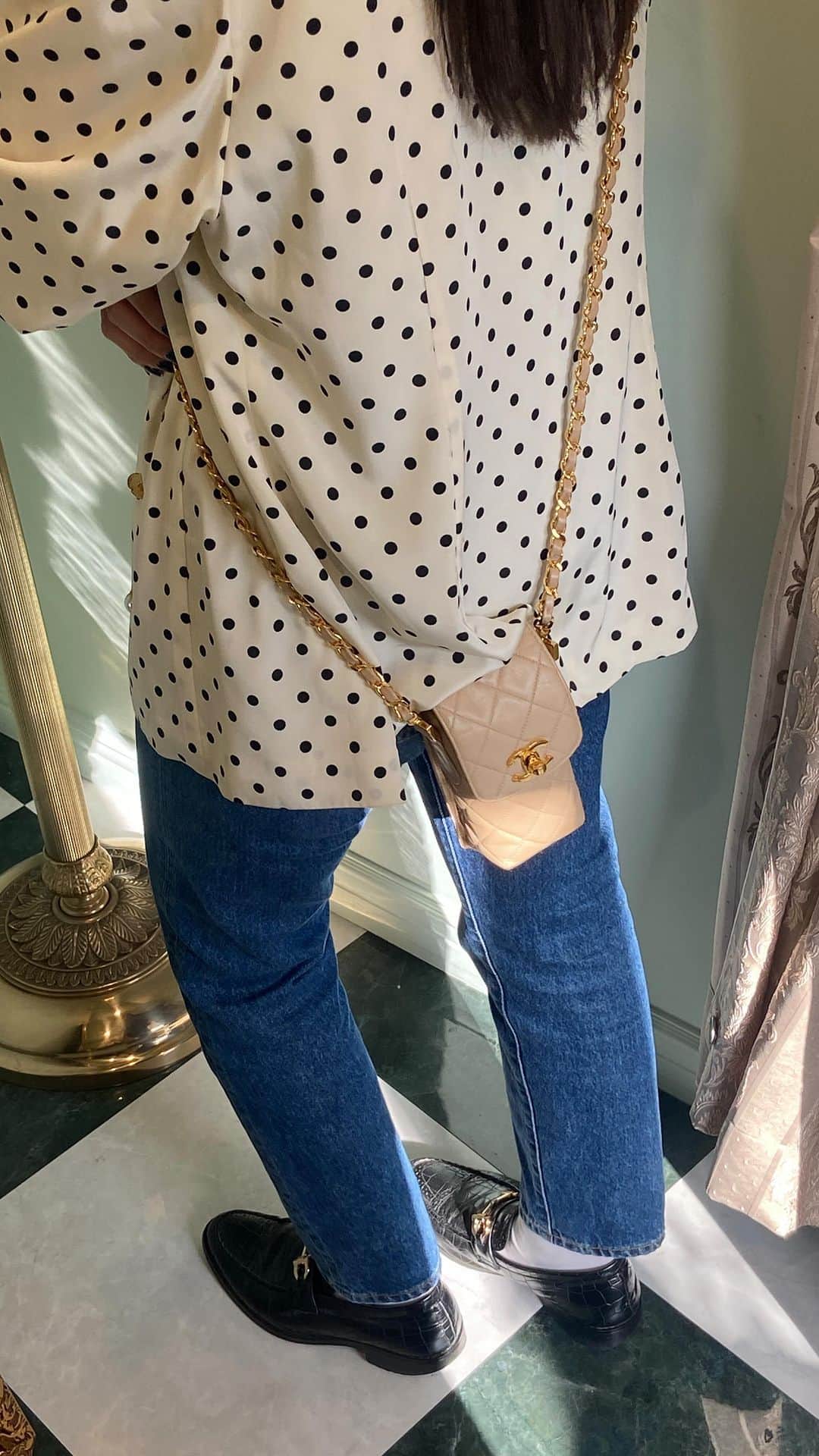 のインスタグラム：「#NewInQoo  Mini bag season 💛  ▼Customer service English/Chinese/Korean/Japanese *Please feel free to contact us! *商品が見つからない場合にはDMにてお問い合わせください   ▼International shipping via our online store. Link in bio.  #tokyovintageshop #오모테산도 #omotesando #aoyama #表参道 #명품빈티지 #빈티지패션 #도쿄빈티지샵  #ヴィンテージファッション #ヴィンテージショップ  #chanelvintage #chanel #vintagechanel #chanelclassic #chanellover #빈티지샤넬 #샤넬  #シャネル」