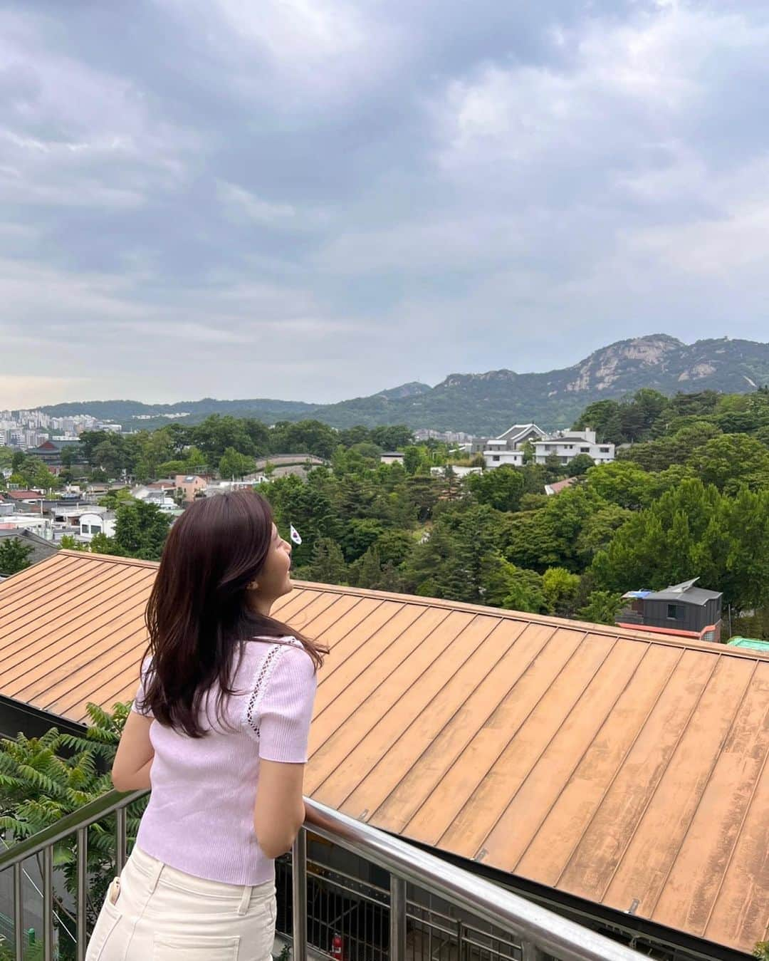 キム・ハヌルのインスタグラム：「지금. 이곳..산책🤫 #삼청동 🌺」