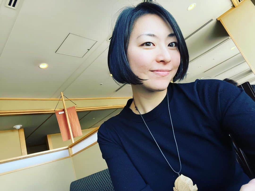 大禅師文子のインスタグラム：「やるべきことと やりたいことが 別にある場合 心踊る方を選ぶ。  #やれるうちにやっとこ #優先順位 #分からないものだね #そんな時は #心の声を聞こう」