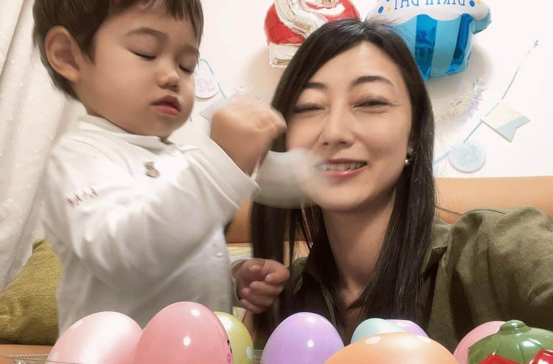 大湯みほさんのインスタグラム写真 - (大湯みほInstagram)「……… もうすぐ✨２歳🤴  お部屋をなんとな〜く🎂バースデーぽく飾りつけようとしても  すぐ邪魔してきて😂 これじゃ〜終わらないっ🙌  ✨2️⃣✨のバルーン🎈が特に気になるらしく  『にっ🤗』と元気に言って、せっかく貼り付けたのに、はがしてきます✨  最近のマイブームは、たまご🥚🥚🥚💕割りたくてしょうがないみたい🙌  それから、お歌もとっても上手になってきて、お出かけしてる時も✨『ちょうちょ〜』や『イロ、イロ、色んなイロがある〜』✨を大きな声で披露するので、たまに恥ずかしい時もありますが😂本人は得意げなので、褒めてあげてます✨  なんとか飾りつけ、お誕生日までは、それっぽく出来ますように🙏」5月18日 17時02分 - nukazukemiho0320