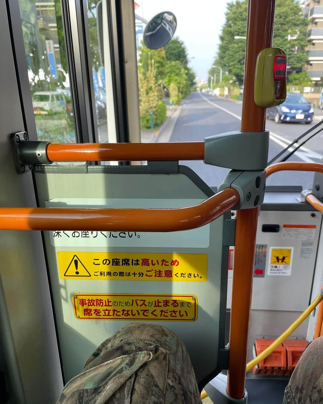 石黒彰さんのインスタグラム写真 - (石黒彰Instagram)「バスのこの席が開放されたのはコロナ禍が始まって以来だね。体のデカい自分としては良く座っていた場所だけに感慨深い😌。」5月18日 17時14分 - ishiguroakira