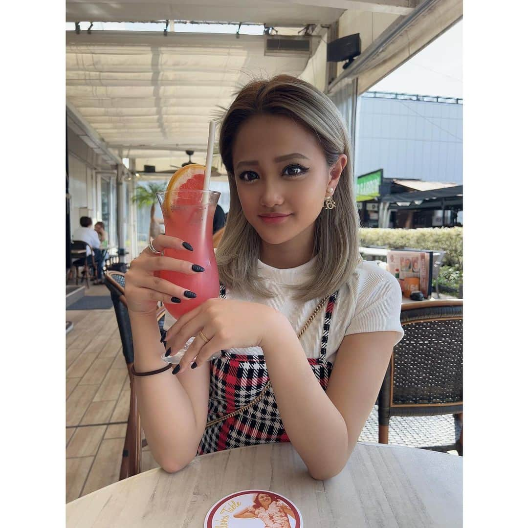 石垣千菜美のインスタグラム：「久々のランチ🍙 もう昼間暑すぎてたまらない…😳  みんなも水分補給大事ね🚿」