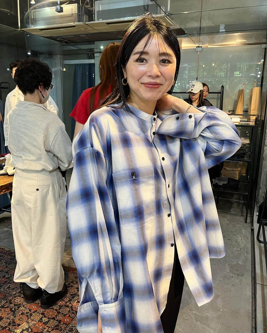 Yu-kiのインスタグラム：「@a_k_i_o_official のシャツ♡ 下のボタン開けてもかわいいし袖のカフが長いのもかわいい、全部開けても着たいな🩵💙@okachan0304 のこだわりがいっぱい詰まったAKIOの服、大切にします🫶🏻あきねえまた来年❤️‍🔥」