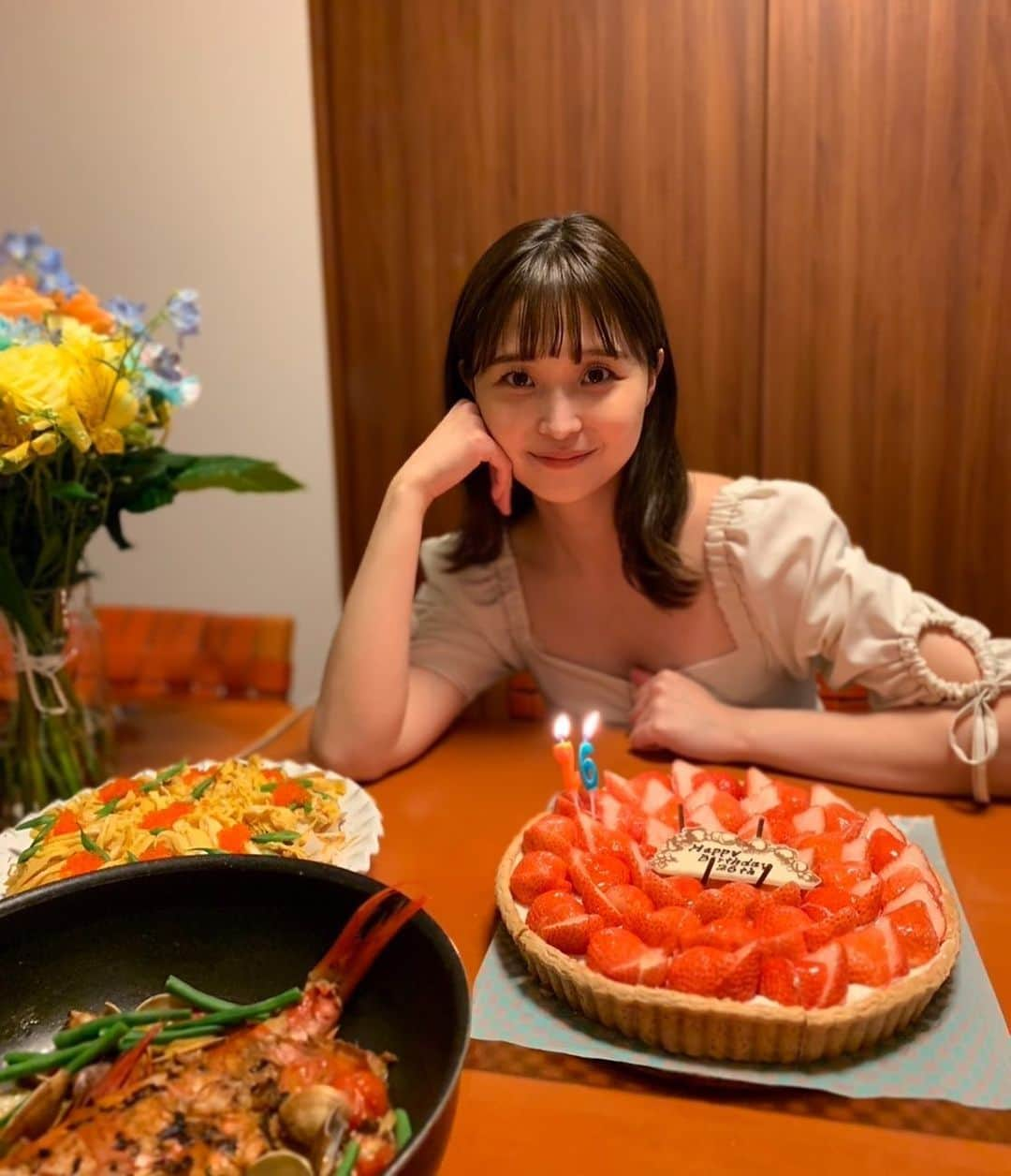 渡邊渚さんのインスタグラム写真 - (渡邊渚Instagram)「渡邊家では、いつからか誕生日は”生まれた人おめでとう”ではなく、”産んでくれた人ありがとう”の日になっています。 なので、自分の誕生日に、自分でケーキを買いに行く。 ちょっと主人公じゃない感じと、1年に母の日何回あるんじゃい！とムっ🙁と思ったこともあるのですが、感謝を伝えられるのもあと何度あるのかな。 今日のぽかぽか、久しぶりのお母さん大好き党で、候補者のみなさんの愛に溢れた言葉に、いろいろ考えて涙が止まらなかったです。 とにかく、苦しいって思いをすることなく、元気に生きていてほしい。親だけじゃなくみんなに！  #ぽかぽか #ちなみに先月の誕生日は母がケーキを用意してくれた🤩 #桃薫タルト」5月18日 17時13分 - watanabenagisa_