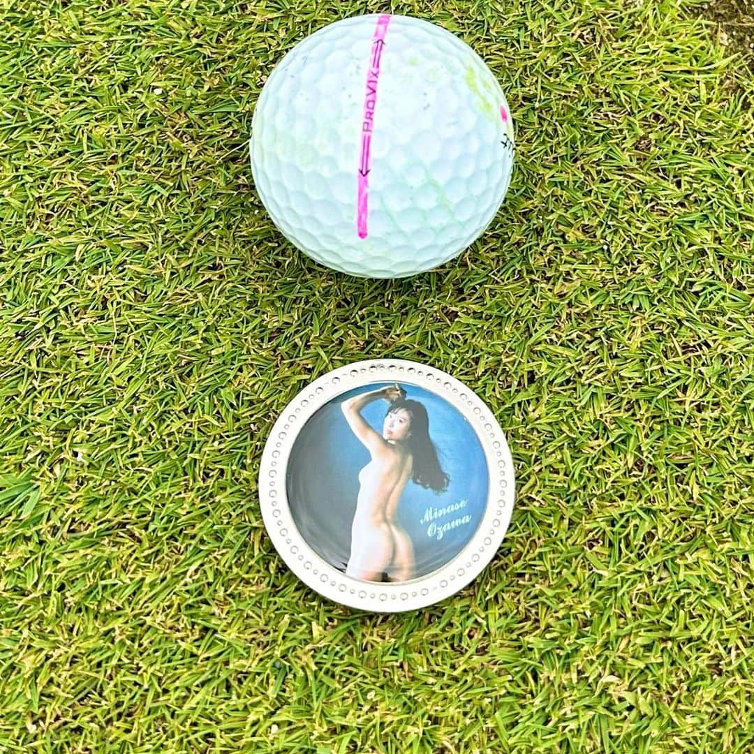 小澤美奈瀬のインスタグラム：「@lynxgolf.jp さまから私のオリジナルマーカーが発売されました😍⛳️💖 早速購入したよのコメントを頂き嬉しいです…😭🩷このマーカーでリラックスして右脳に入れてパッティングしてくださいね☺️ここぞの時に使用するのもおすすめです😍⛳️ 写真集「Challenge!」と「MUSE」からお気に入りカットを使い両面使えて重厚感溢れるマーカーに仕上げてあります🥺💖 私のラウンドレッスンのときにさりげなく使って下さっていたら最高に嬉しいです🥺🩷🩷🩷 こちらのサイトからご購入可能です🥰🌟 https://item.rakuten.co.jp/lynx-golf/10001229/  #マーカー #ゴルフマーカー #ゴルフ #リンクス #写真集 #challenge! #MUSE #小澤美奈瀬」