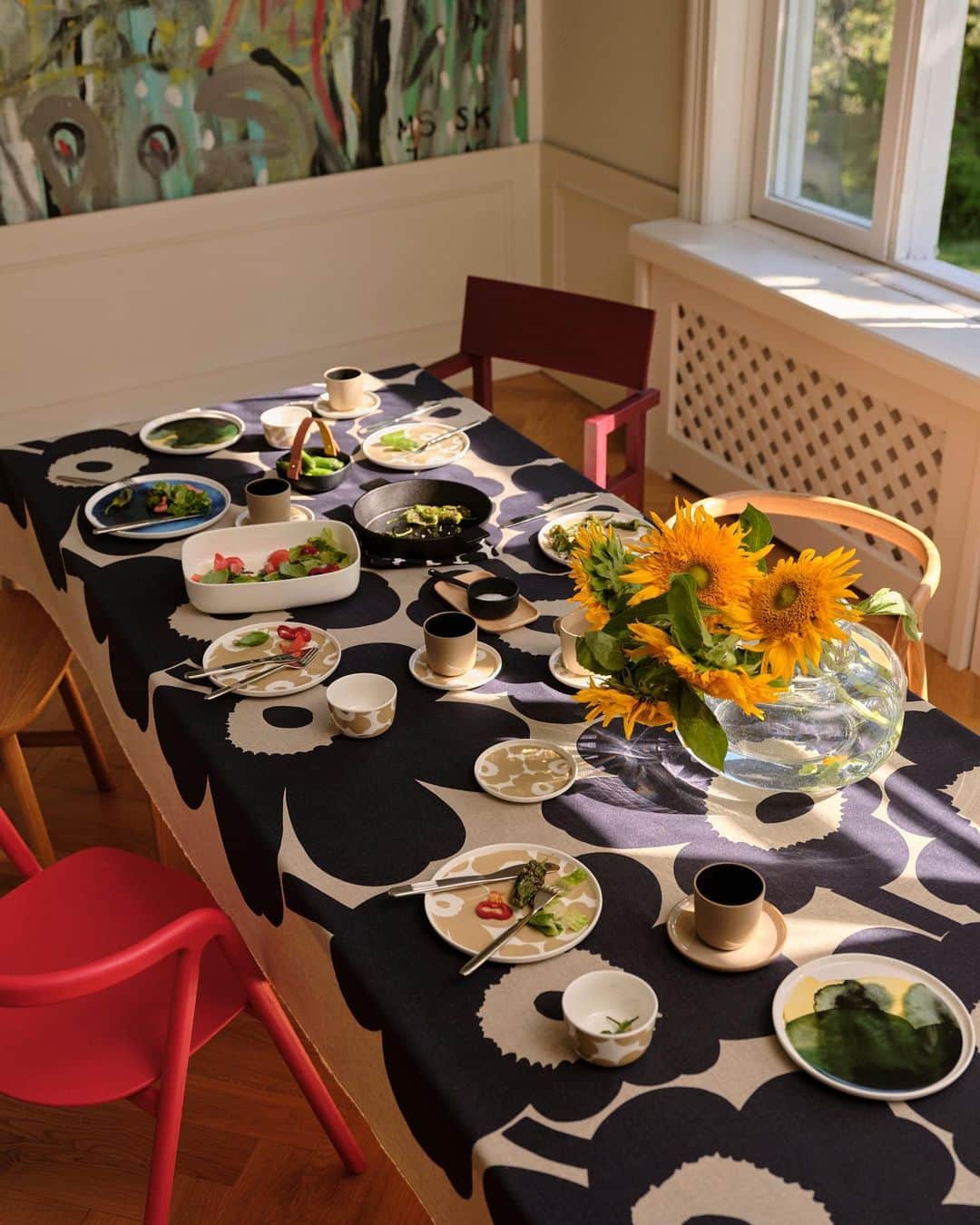 マリメッコのインスタグラム：「The best way to add positive energy to mealtime is by setting the table with color. Mix and match plates with your tablecloth, add an assortment of dishes and cups, then finish with a handful of fresh flowers.   Explore our timeless home collection at marimekko.com   #marimekko #marimekkohome #homedecor #tablesetting」