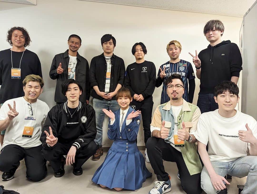 坪井慶介のインスタグラム：「「DreamHack Japan」 幕張メッセでFIFA 23🎮11対11の試合をしてきました！！  僕と岡野さんは、影山優佳チームとして岡崎体育チームと対決‼️ 有観客で雰囲気抜群！！ 試合は負けてしまったけど… 徐々に内容良くなり、急増チームにしては、頑張った👍はず😁 #影山優佳 さんチームの皆さん #岡崎体育 さんチームの皆さん ありがとうございました‼️  #dhjapan  #ドリームハック  #幕張メッセ  #fifa23  #eスポーツ  #サッカー  #オトコツボイ  #現役と変わらず  #センターバック  #そこしか出来ない 😁 #守備専門  #シュビツボイ  #ゲームでは  #スライディングはしません  #会場の雰囲気最高でした  #自撮り  #写真のサイズの関係で  #岡野さん  #顔上だけですみません 😂」