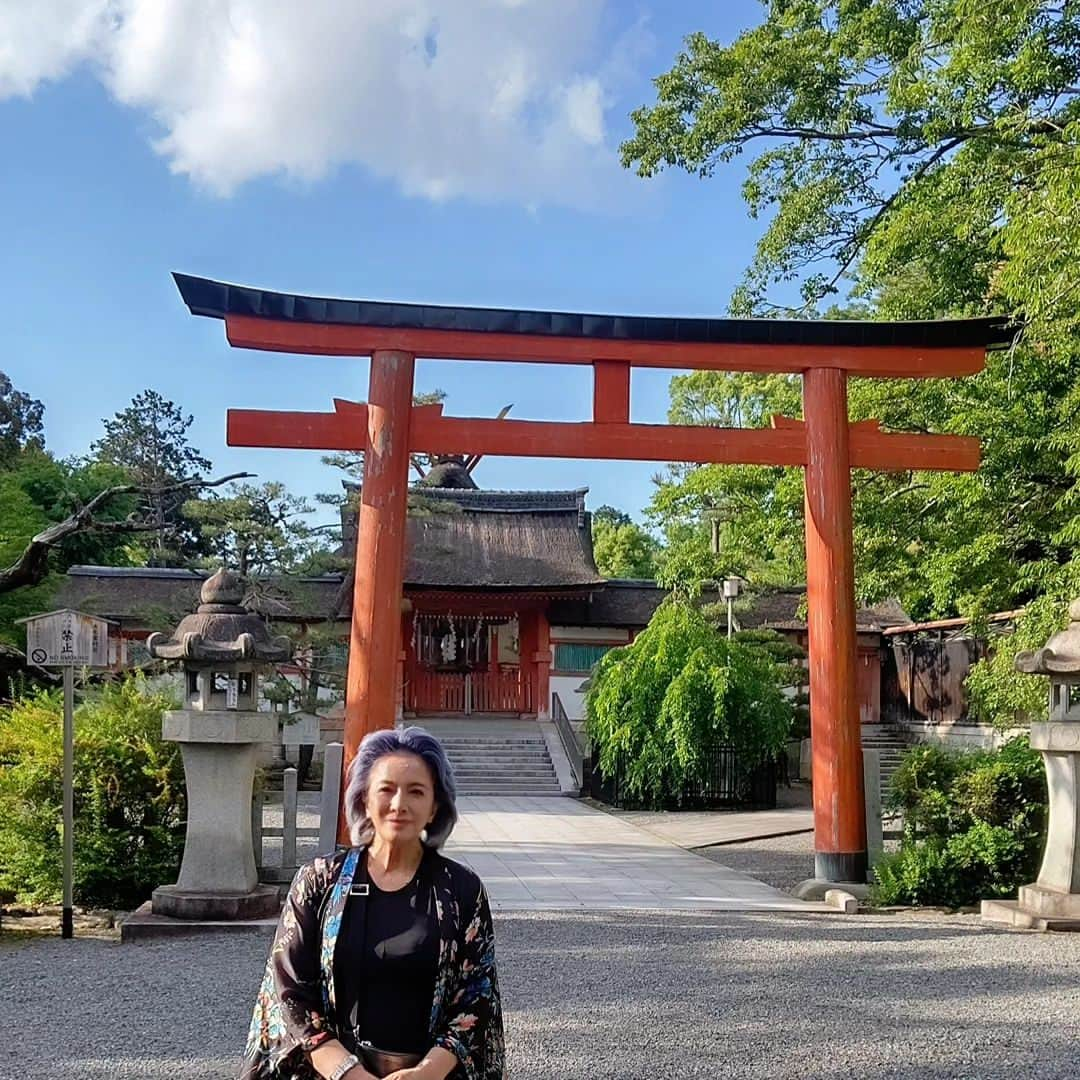 池上季実子さんのインスタグラム写真 - (池上季実子Instagram)「大千秋楽の後 大阪に来ていたチームRantanの娘役舞だった澤田満里愛ちゃんと合流、焼き肉・カラオケを私のお客様と共に行って、翌日はうどんすき食べて楽しい時間を過ごしました。 後、彼女と別行動。 子供の頃、夏休み、弟と八百屋さんに行って蜜柑箱を貰い、それを二人して虫籠にして、セミやらクワガタ・カブト虫やらをその虫籠一杯に採って、朝、7時過ぎの境内のラジオ体操に自慢げに行っていた、そんな思い出がいっぱいある神社に御礼参り。 昨年の誕生日から帰って来れてなかった… 午前中は雨混じりだったのに神社に伺う頃にはすっかり晴れて、お帰りーと迎えて下さったのかな⁉️ 去年、誕生日後に色々あった事も御報告、そして、今、ここに来れた事も全ての御礼もお伝えできて良かった。祝詞もあげて頂き、清々しい舞台の〆となりました🤗  #感謝 #御挨拶  #御礼参り #京都  #思い出 #誕生日 #澤田満里愛 ちゃん #CHICACO2023 #舞台 #大千秋楽 #清々しい #〆」5月18日 17時21分 - kimiko_ikegami_actress_japan