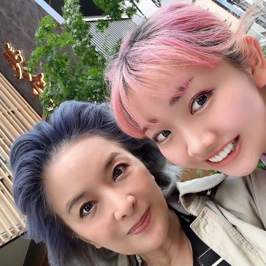 池上季実子さんのインスタグラム写真 - (池上季実子Instagram)「大千秋楽の後 大阪に来ていたチームRantanの娘役舞だった澤田満里愛ちゃんと合流、焼き肉・カラオケを私のお客様と共に行って、翌日はうどんすき食べて楽しい時間を過ごしました。 後、彼女と別行動。 子供の頃、夏休み、弟と八百屋さんに行って蜜柑箱を貰い、それを二人して虫籠にして、セミやらクワガタ・カブト虫やらをその虫籠一杯に採って、朝、7時過ぎの境内のラジオ体操に自慢げに行っていた、そんな思い出がいっぱいある神社に御礼参り。 昨年の誕生日から帰って来れてなかった… 午前中は雨混じりだったのに神社に伺う頃にはすっかり晴れて、お帰りーと迎えて下さったのかな⁉️ 去年、誕生日後に色々あった事も御報告、そして、今、ここに来れた事も全ての御礼もお伝えできて良かった。祝詞もあげて頂き、清々しい舞台の〆となりました🤗  #感謝 #御挨拶  #御礼参り #京都  #思い出 #誕生日 #澤田満里愛 ちゃん #CHICACO2023 #舞台 #大千秋楽 #清々しい #〆」5月18日 17時21分 - kimiko_ikegami_actress_japan