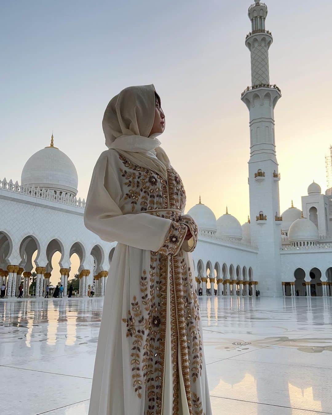 のインスタグラム：「Dubaiでの写真をもっと見たいと嬉しいリクエストをいただいたのでもう少しだけ☺️🕌 ⠀ 数年ぶりの海外は刺激をもらえて息抜きになりました🫶 お仕事でも旅行でも色んなところに行くのが好きなので次はどこの国に行こうかな🥸」
