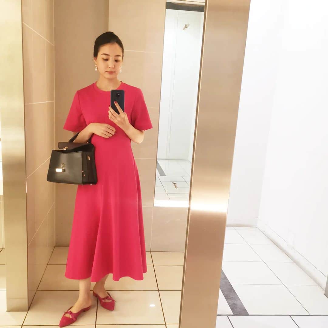 ayaka8880のインスタグラム：「. ストーリーにアップした全身ピンクの全貌です👥✨ . 光でまろやかになっていますが、結構なショッキングピンク⚡ . ちょっと恥ずかしかった…」