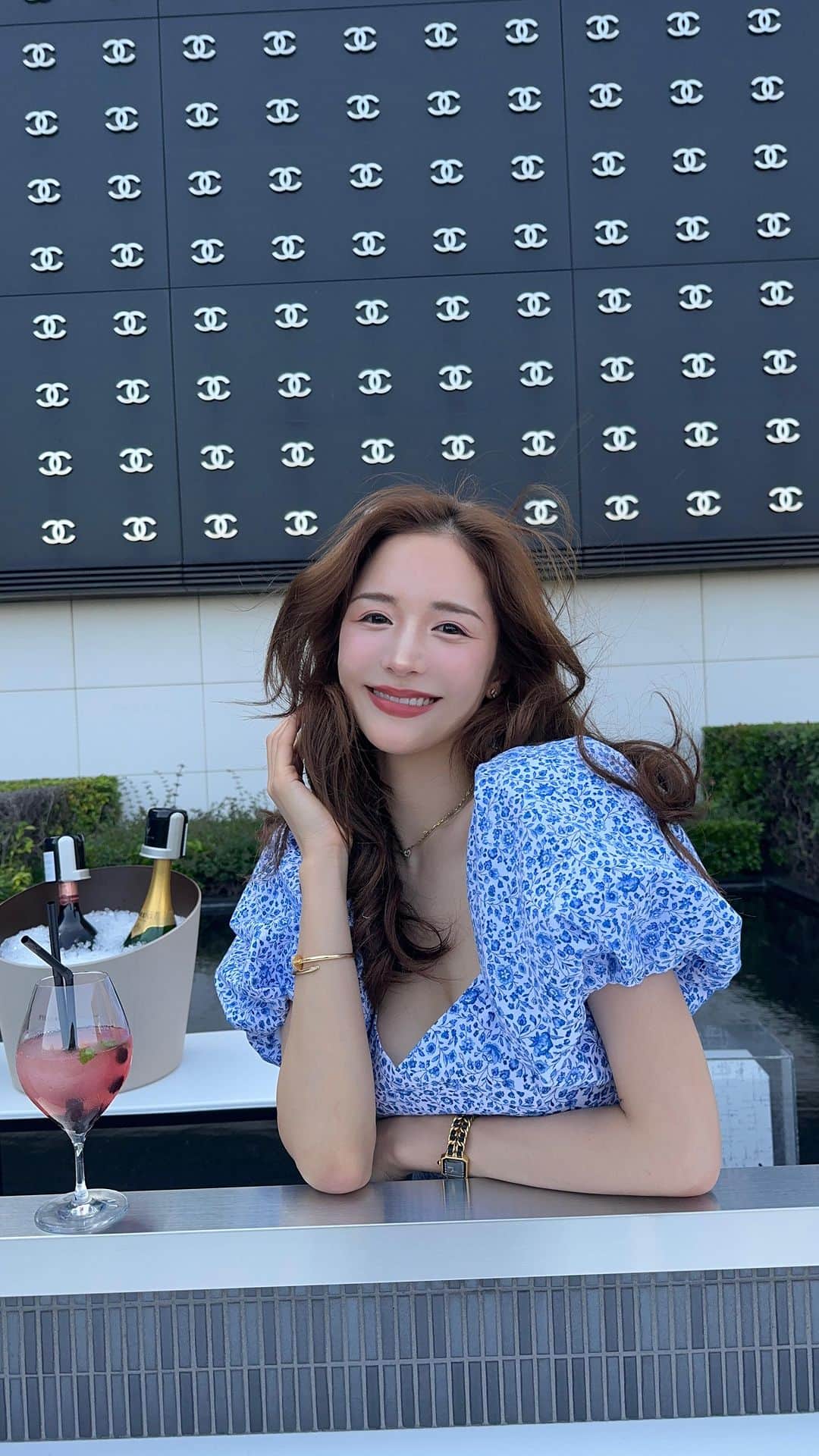 fukishaljのインスタグラム：「CHANEL ROOFTOP BAR ❤️  @beige_restaurant の上のルーフトップバーは これからの時期とっても気持ちいい☀️✨ 意外と知られてないおすすめスポットです🤍  @chanelofficial のロゴがとってもかわいくて 乙女心がドキドキ、わくわく🤭💋  お食事もドリンクもとっても美味しいよ✨ つぎはおしゃれしてディナーもたのしみ🍽️」