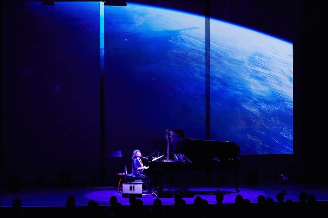 山田智和さんのインスタグラム写真 - (山田智和Instagram)「『矢野顕子の歌とピアノで宇宙へ行こう。「君に会いたいんだ、とても」』ライブにて映像演出をさせて頂きました。  宇宙飛行士の野口聡一さんが宇宙で書いた14篇の歌詞に矢野さんが曲をつけ、ピアノの弾き語うというライブで、 映像も実際に野口さんが撮られた映像とNASAからの提供素材を使わせて頂きました。 一番遠いところからのメッセージを、一番近くの人たちに。  VJのような感覚でその場で生まれる音楽に対応できるように。 @kozasa.rintaro @misannn  #MacBookPro」5月18日 17時25分 - tomoymd
