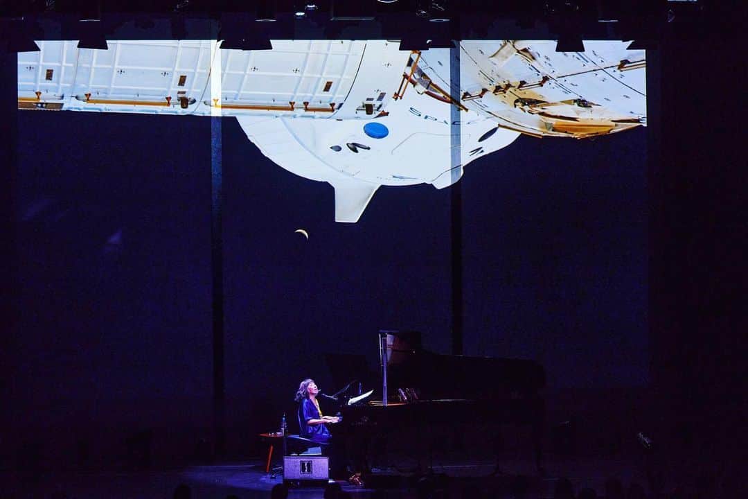 山田智和のインスタグラム：「『矢野顕子の歌とピアノで宇宙へ行こう。「君に会いたいんだ、とても」』ライブにて映像演出をさせて頂きました。  宇宙飛行士の野口聡一さんが宇宙で書いた14篇の歌詞に矢野さんが曲をつけ、ピアノの弾き語うというライブで、 映像も実際に野口さんが撮られた映像とNASAからの提供素材を使わせて頂きました。 一番遠いところからのメッセージを、一番近くの人たちに。  VJのような感覚でその場で生まれる音楽に対応できるように。 @kozasa.rintaro @misannn  #MacBookPro」