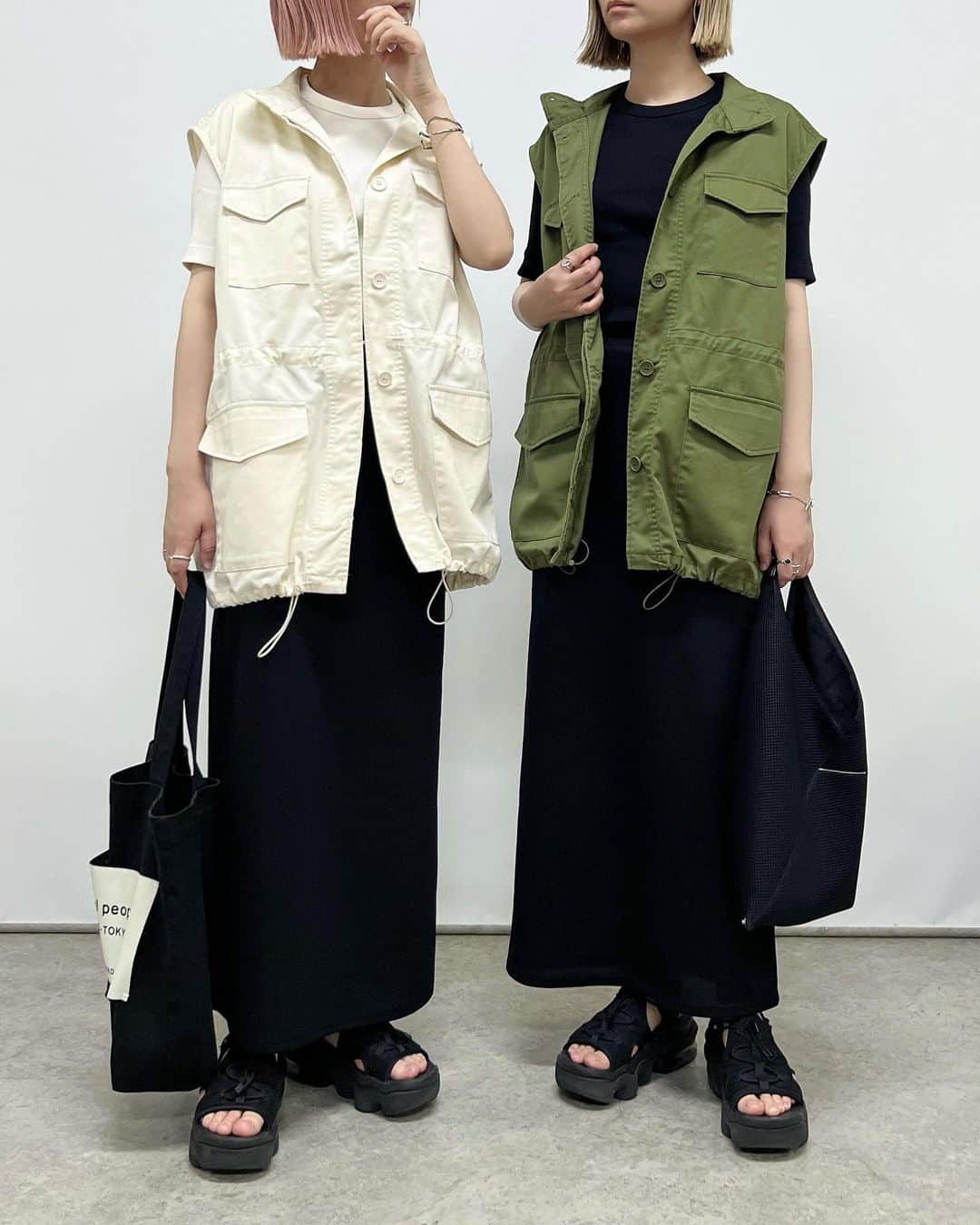 SAYUNAOさんのインスタグラム写真 - (SAYUNAOInstagram)「前回置き画で載せた UNIQLO WOMEN #リブクルーネックT (Ssize) を使った 夏の着回し5コーデ  シンプルなのでいろいろなコーデに合わせやすく 着心地のいいお気に入りTシャツ♡ 細めのリブでシルエットが すっきり見えるところもうれしい♪  【2枚目】 GU WOMEN #リブキャミソールワンピース (Lsize)  【3枚目】 しまむら TT*ルーズニットCD(Msize) オフホワイト  530-1914、ブラック  530-1916 UNIQLO WOMEN #タックワイドパンツ (ワンタック 丈標準)  【4枚目】 アベイル SUダブルシャツJK(Lsize) 淡薄橙 420-0792、中黒 420-0812 しまむら スリットナローSK(Msize) ブラック 522-2609  【5枚目】 GU WOMEN #カラークロップドシャツ (XLsize) GU WOMEN #スーパーワイドパンツ Q+E(Msize)  【6枚目】 @wego_official  スタンドネックミリタリーベスト(FREEsize) しまむら スリットナローSK(Msize) ブラック 522-2609  左sayu  右nao 身長157㎝で上記アイテム着用しています🦕🦕  @uniqlo_jp　@uniqlo_with @gu_for_all_  @gu_global @shimastyle.jp @grshimamura @flc___official」5月18日 17時28分 - sn__linklink
