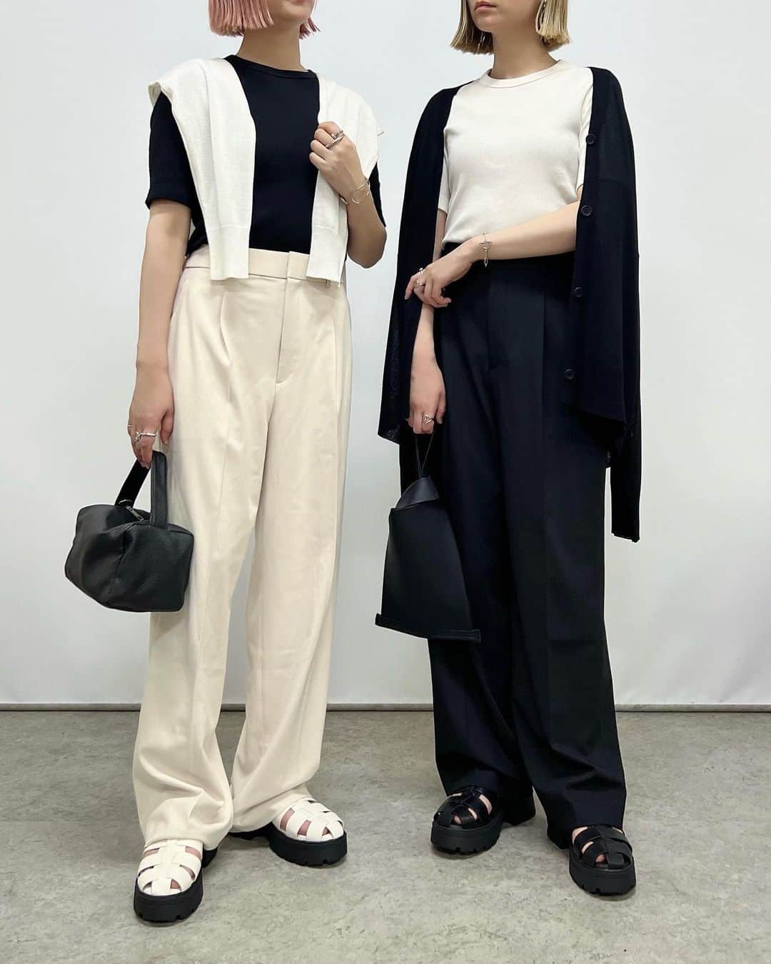 SAYUNAOさんのインスタグラム写真 - (SAYUNAOInstagram)「前回置き画で載せた UNIQLO WOMEN #リブクルーネックT (Ssize) を使った 夏の着回し5コーデ  シンプルなのでいろいろなコーデに合わせやすく 着心地のいいお気に入りTシャツ♡ 細めのリブでシルエットが すっきり見えるところもうれしい♪  【2枚目】 GU WOMEN #リブキャミソールワンピース (Lsize)  【3枚目】 しまむら TT*ルーズニットCD(Msize) オフホワイト  530-1914、ブラック  530-1916 UNIQLO WOMEN #タックワイドパンツ (ワンタック 丈標準)  【4枚目】 アベイル SUダブルシャツJK(Lsize) 淡薄橙 420-0792、中黒 420-0812 しまむら スリットナローSK(Msize) ブラック 522-2609  【5枚目】 GU WOMEN #カラークロップドシャツ (XLsize) GU WOMEN #スーパーワイドパンツ Q+E(Msize)  【6枚目】 @wego_official  スタンドネックミリタリーベスト(FREEsize) しまむら スリットナローSK(Msize) ブラック 522-2609  左sayu  右nao 身長157㎝で上記アイテム着用しています🦕🦕  @uniqlo_jp　@uniqlo_with @gu_for_all_  @gu_global @shimastyle.jp @grshimamura @flc___official」5月18日 17時28分 - sn__linklink