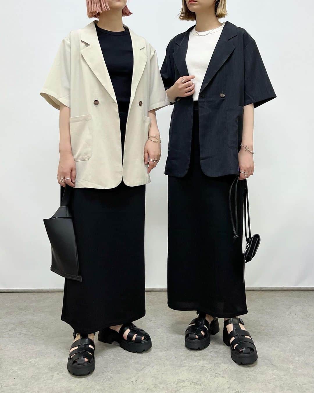 SAYUNAOさんのインスタグラム写真 - (SAYUNAOInstagram)「前回置き画で載せた UNIQLO WOMEN #リブクルーネックT (Ssize) を使った 夏の着回し5コーデ  シンプルなのでいろいろなコーデに合わせやすく 着心地のいいお気に入りTシャツ♡ 細めのリブでシルエットが すっきり見えるところもうれしい♪  【2枚目】 GU WOMEN #リブキャミソールワンピース (Lsize)  【3枚目】 しまむら TT*ルーズニットCD(Msize) オフホワイト  530-1914、ブラック  530-1916 UNIQLO WOMEN #タックワイドパンツ (ワンタック 丈標準)  【4枚目】 アベイル SUダブルシャツJK(Lsize) 淡薄橙 420-0792、中黒 420-0812 しまむら スリットナローSK(Msize) ブラック 522-2609  【5枚目】 GU WOMEN #カラークロップドシャツ (XLsize) GU WOMEN #スーパーワイドパンツ Q+E(Msize)  【6枚目】 @wego_official  スタンドネックミリタリーベスト(FREEsize) しまむら スリットナローSK(Msize) ブラック 522-2609  左sayu  右nao 身長157㎝で上記アイテム着用しています🦕🦕  @uniqlo_jp　@uniqlo_with @gu_for_all_  @gu_global @shimastyle.jp @grshimamura @flc___official」5月18日 17時28分 - sn__linklink