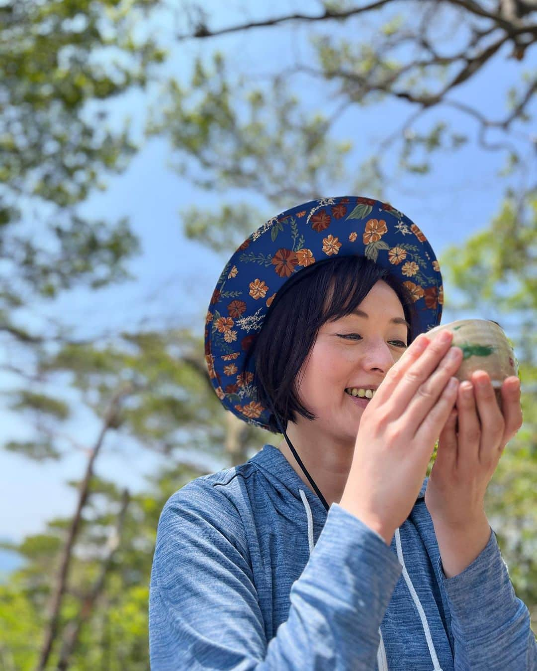 南早苗のインスタグラム：「山頂で飲むお抹茶は格別でした😌 久々の登山。 まさかの真夏日手前の気温で暑かったし、 ハプニングもあったけれど、 登れてよかったー。 今日は筋肉痛です。  @smdfiore さん、初心者のケアをありがとう😆  #小松　#鞍掛山　#石川県　#登山　#山　#蛇で怖気づきそうだった　#抹茶　#歯まで抹茶色　#和菓子　#六方焼　#おくの菓子舗　#下山後はガッツリ　#焼肉　#昼焼肉」