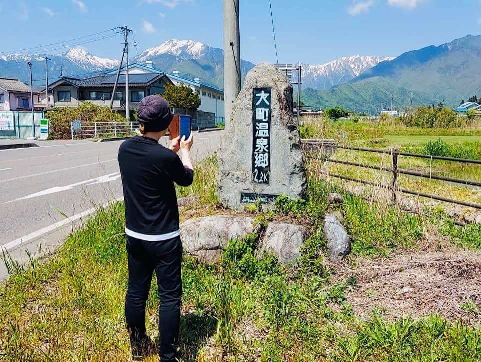 鉄拳さんのインスタグラム写真 - (鉄拳Instagram)「仲良しメンバーで、少しだけ地元大町市に帰ってました〜。✨  お昼にお蕎麦を食べ、夜は親父も参加して一緒に焼肉を食べ、大町温泉郷に泊まりました♨️  木崎湖で僕がバイトしていたボート屋さんで、男5人でスワンボートに乗ったし笑、楽しい帰郷となりました。🦢  まだまだ行きたい所もありましたが、別件で移動しなきゃ行けなかったので、次回に持ち越しとなりました〜。✨  晴れて北アルプスもよく見えて、最高な大町市を紹介出来て良かったです〜！☺️✨  #鉄拳　#少しだけ帰郷　#大町市　#仲良しメンバー　#蕎麦処しみずさん　#焼肉ソウルさん　#星湖亭さん　#夢の湯さん　#雷鳥さん　#北アルプス　#永田晃一先生　#カズヤンセ先生　#サトマン和夫さん　#ジャストタップアウトのケンスケさん　#皆さん大変喜んでくれて良かった〜☺️✨」5月18日 17時34分 - tekkenparapara