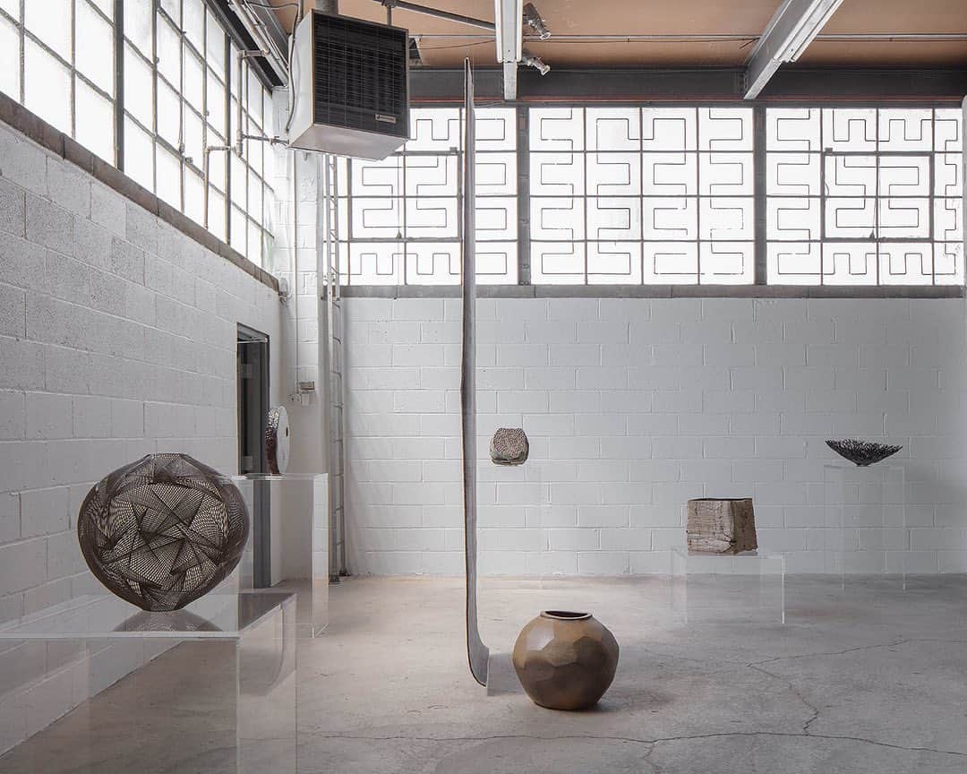 のインスタグラム：「2023 LOEWE FOUNDATION Craft Prize exhibition is now open at The Noguchi Museum, New York, running through 18 June.  This year’s edition of the Craft Prize presents a selection of works that explore meditative, time-intensive techniques and showcase a skilful manipulation of materials. Unexpected forms and colours feature prominently, introducing a sense of playfulness and surprise.  The exhibition features the winning piece and all finalist works.  #LOEWEfoundation #LOEWEcraftprize」