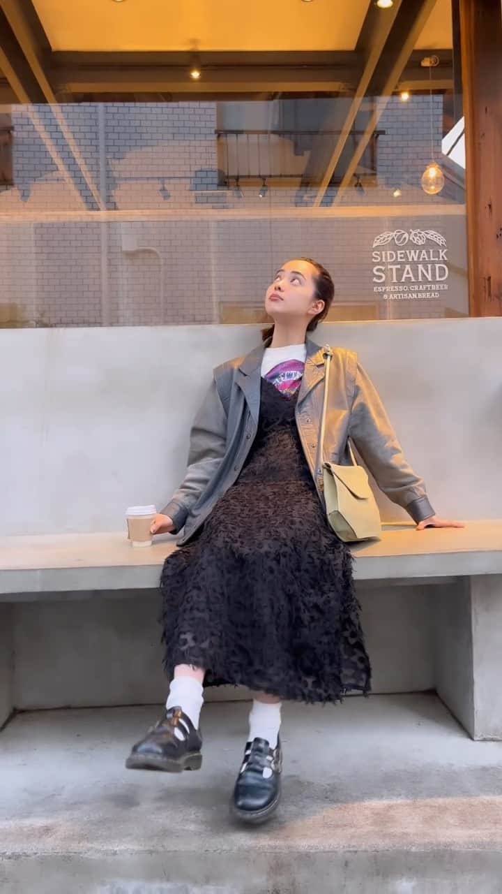 新関碧のインスタグラム：「えびだった時の🦐 この時の服がお気に入り♡  👗 @honeymihoney_official  👞 @drmartensofficial」